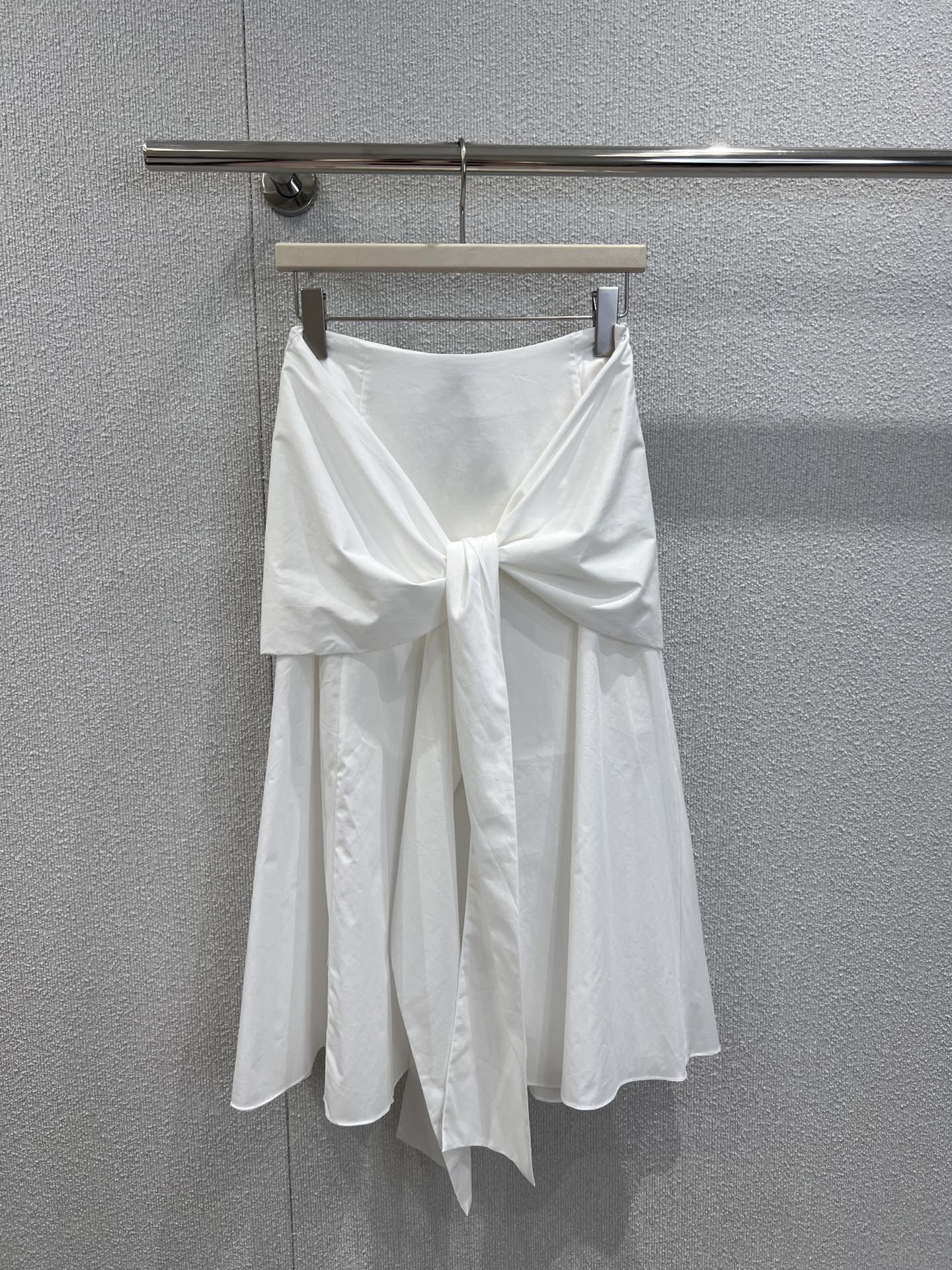 NO:447427,Support replacement loew* 25Ss spring and summer new French literary skirt丨Exclusive yb development!  High-end production!  The design of the pendant straps at the waist greatly adds a bit of casualness and elegance. The hem of the skirt is just right, making it lively and elegant when you walk around. The upper body looks super slim, refreshing and playful, and the style is versatile and not picky!  Workmanship quality depends on details, on sale S/M/L real photos, loewe, skirts, alexander wang19860909支持换款 loew* 25Ss春夏新款 法式文艺风半身裙丨独家yb开发！高版出品！腰间的垂饰搭片绑带设计大增添了几分随性与优雅,裙摆的剪裁也恰到好处,走动间灵动飘逸.上身显超显瘦清爽俏皮,版型百搭不挑人！做工品质看细节,现货发售 S/M/L实拍细节图,,loewe,skirts,alexander wang,Women's clothing