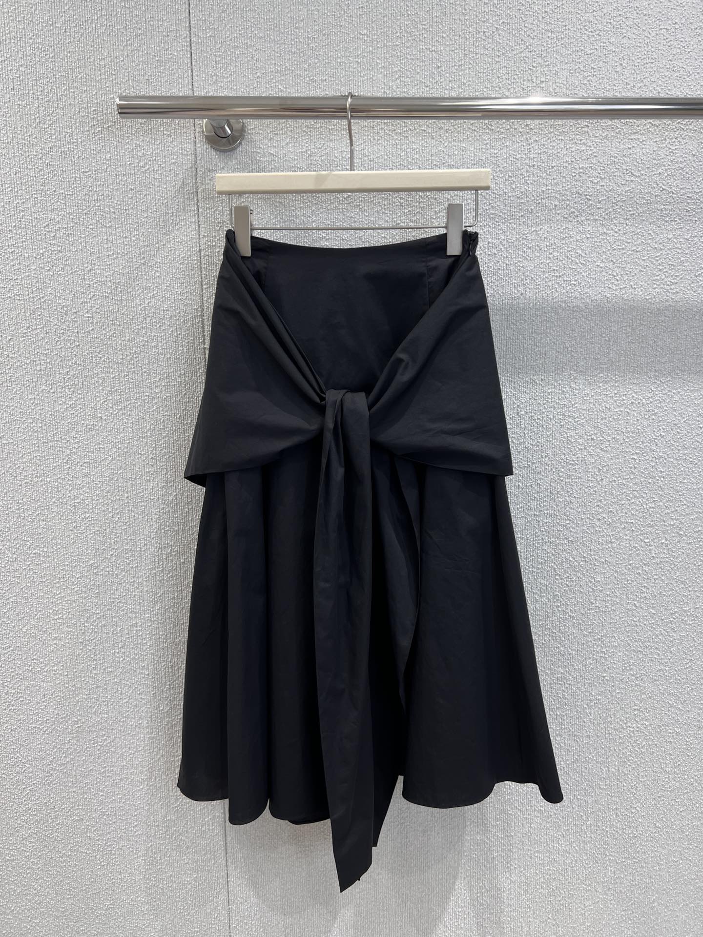 NO:447443,Support replacement loew* 25Ss spring and summer new French literary skirt丨Exclusive yb development!  High-end production!  The design of the pendant straps at the waist greatly adds a bit of casualness and elegance. The hem of the skirt is just right, making it lively and elegant when you walk around. The upper body looks super slim, refreshing and playful, and the style is versatile and not picky!  Workmanship quality depends on details, on sale S/M/L real photos, loewe, skirts, alexander wang19860909支持换款 loew* 25Ss春夏新款 法式文艺风半身裙丨独家yb开发！高版出品！腰间的垂饰搭片绑带设计大增添了几分随性与优雅,裙摆的剪裁也恰到好处,走动间灵动飘逸.上身显超显瘦清爽俏皮,版型百搭不挑人！做工品质看细节,现货发售 S/M/L实拍细节图,,loewe,skirts,alexander wang,Women's clothing