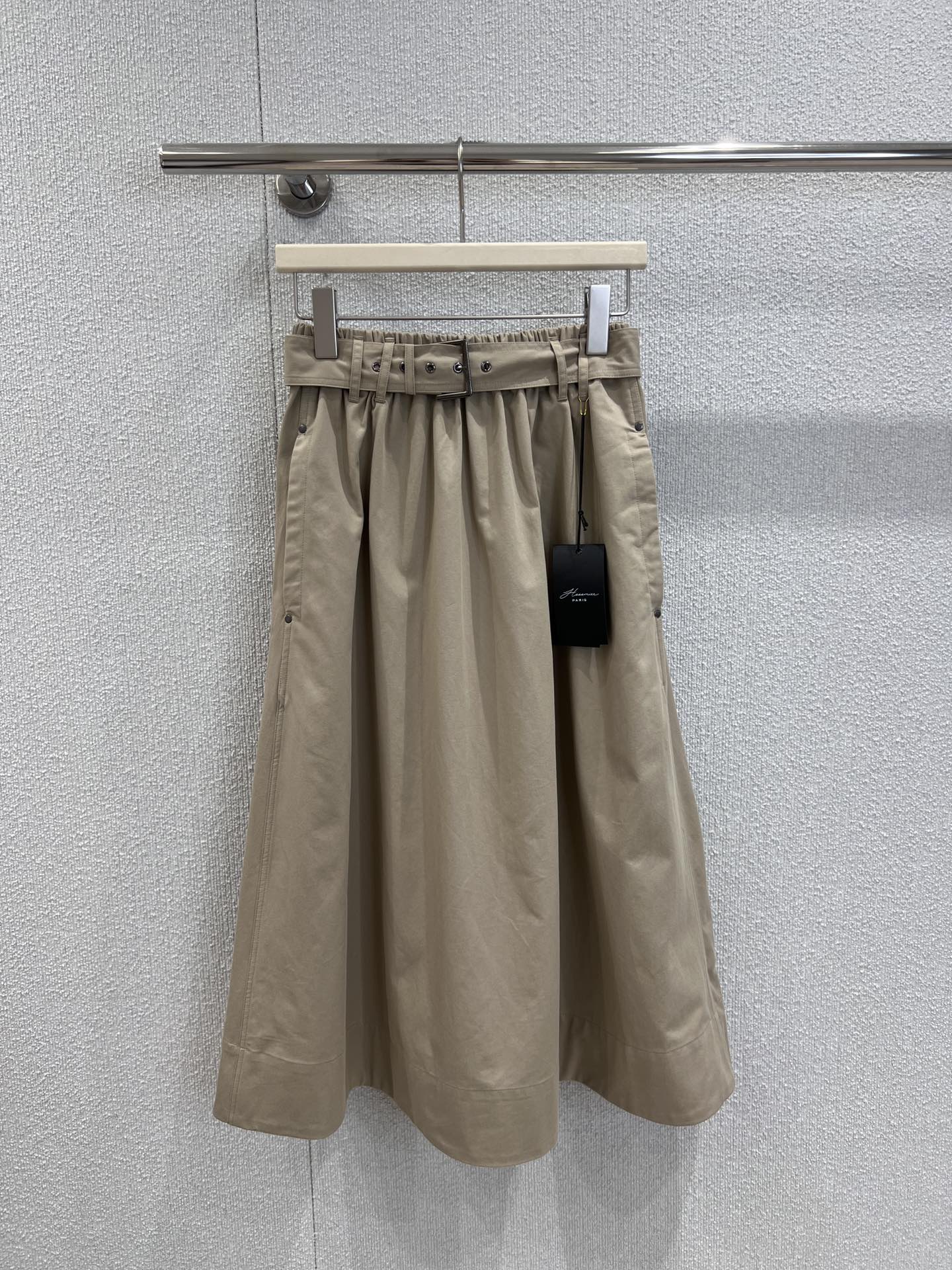 NO:447478,Support replacement Brunello Cucin*lli 25Ss spring and summer new Italian old-fashioned tunic casual khaki skirt丨Exclusive yb development!  High-end production!  High waist style is super good, slimming and covering the flesh. Special selection of imported high-density ultra-fine twill cotton + nylon blended {textured and weighty}Different domestic blended cotton. Anyone who knows it will know you will wear it. S/M/L real-life details pictures are available in stock, brunello cucinelli, skirts, alexander wang19860909支持换款 Brunello Cucin*lli 25Ss春夏新款 意式老钱风束腰休闲卡其色半身裙丨独家yb开发！高版出品！高腰版型超好 显瘦遮肉 特别甄选进口高密超细斜纹棉+锦纶混纺｛有质感 有分量｝区别国产混纺棉 懂的都会知道你会穿 现货发售S/M/L实拍细节图,,brunello cucinelli,skirts,alexander wang,Women's clothing