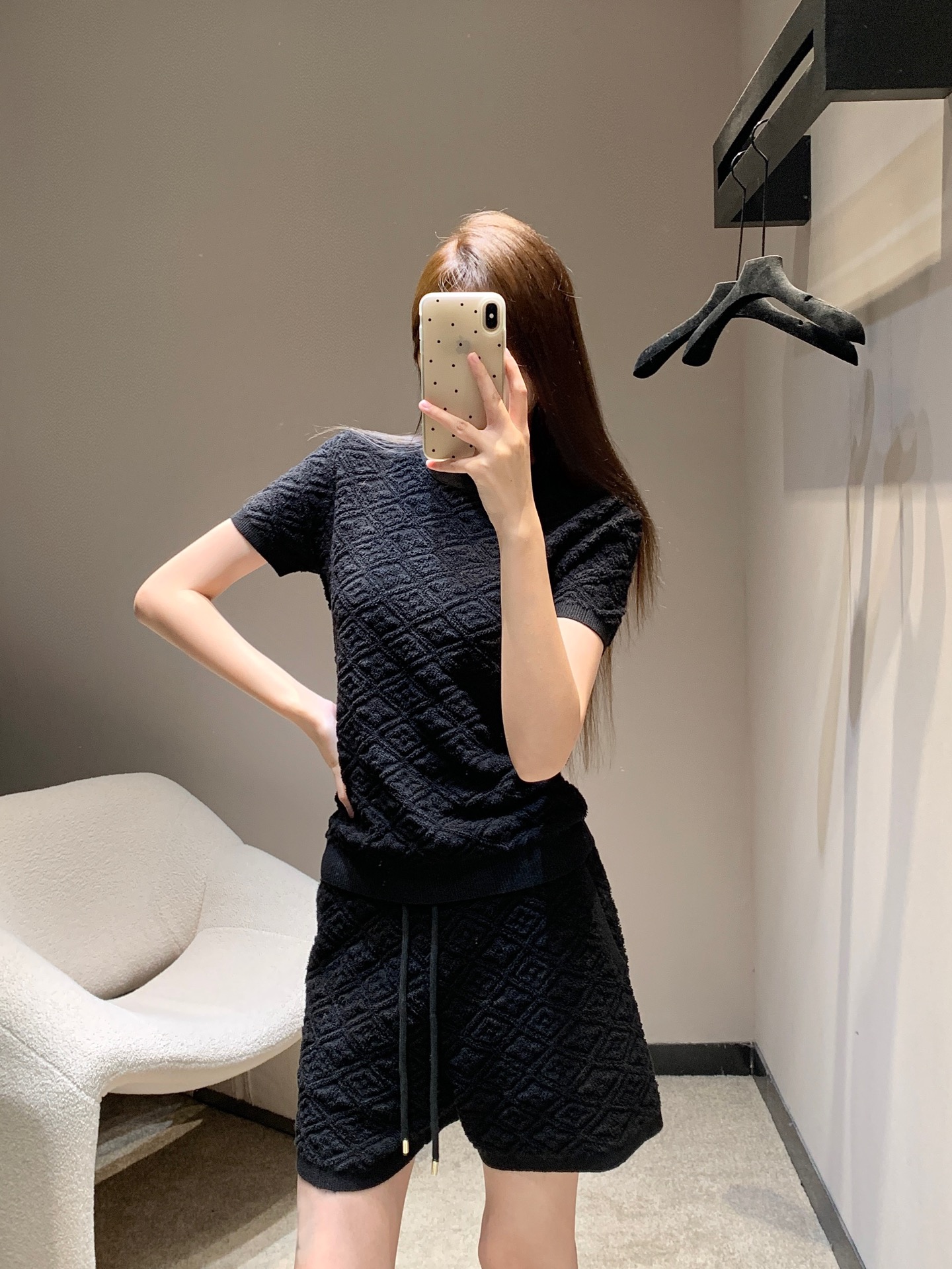 NO:447459,Top Shorts Louis Vuitt*n 25Ss Spring and Summer New Four-leaf Crocodile Jacquard Round Neck Short Sleeve Knitted Top + Drawstring Shorts Set | Exclusive yb development!  High-end production!  The temperament is versatile black, exquisite regular version, and looks slim with huge upper body!  Customize the latest jacquard craftsmanship, low-key and luxurious!  A must-have item for fashionable things unlocks all outfits!  Determine the quality of my home!  Classic items are fashionable and high-end, and the classic style is versatile and not picky!  S/M/L, louis vuitton, shorts, T-shirt, alexander wang19860909上衣 短裤Louis Vuitt*n 25Ss春夏新款 四叶草提花圆领短袖针织上衣+抽绳短裤套装丨独家yb开发！高版出品！气质百搭黑色系 精致常规版型上身巨显瘦！定制最新提花工艺 低调奢华！时髦精必备单品解锁所有穿搭！认准我家品质！经典单品时髦又高级 经典版型百搭不挑人！现货发售 S/M/L,,louis vuitton,shorts,T-shirt,alexander wang,Women's clothing