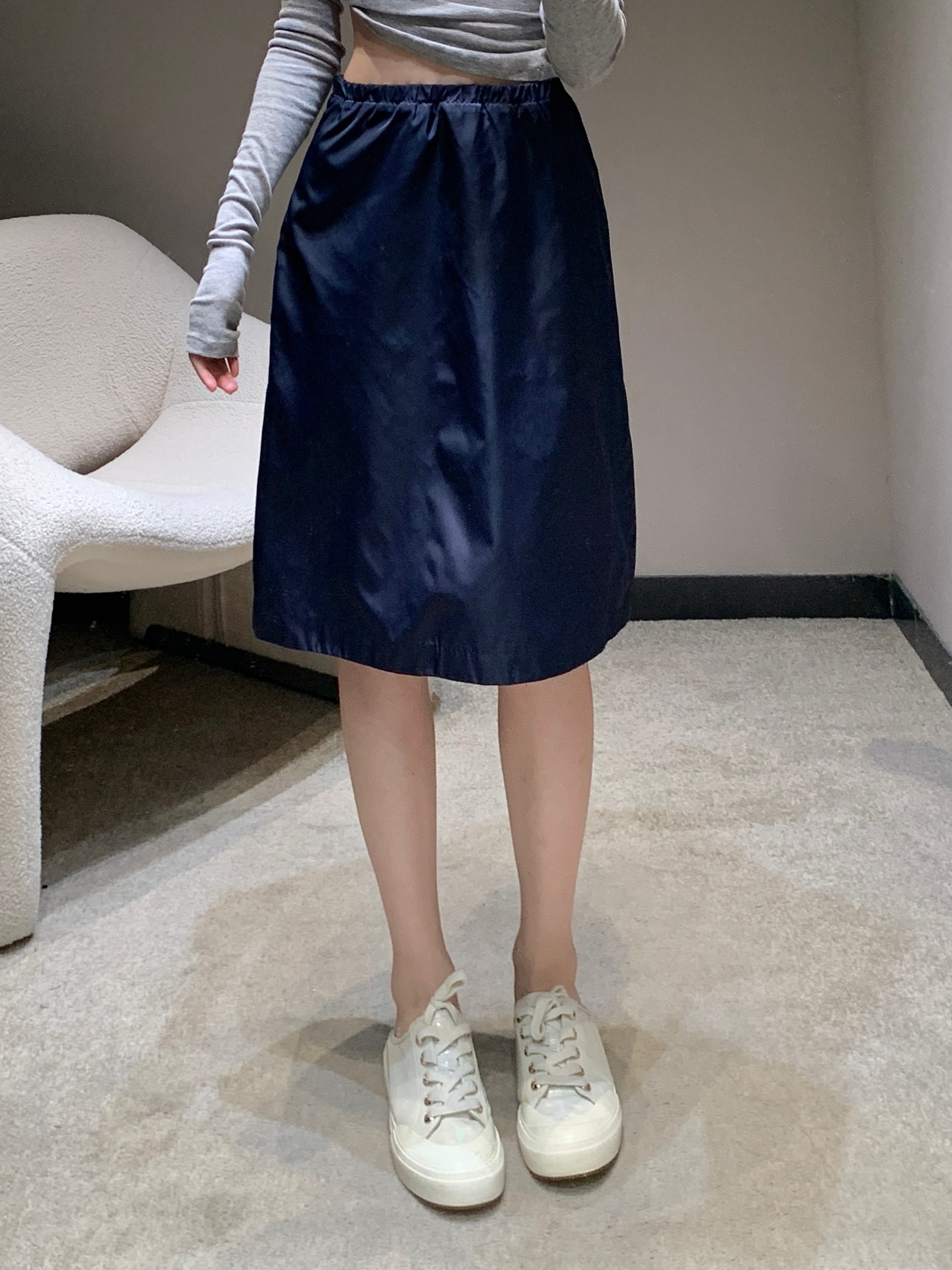 NO:447473,Prad* 25Ss spring and summer new style, high-waist stretch skirt in workwear | Exclusive yb development!  High-end production!  Environmentally friendly recycled nylon material, high-quality texture, drooping luster, high-waist umbrella-shaped mid-length skirt style, adjustable with waist elastic band, highlight the advantages of slimming waist and hips, micro-A skirts modify waist and hips, match pocket edge decoration and triangle logo, rich design levels, emphasize brand positioning, increase the trendy look of workwear, Medium length, inclusive legs, slim and versatile, fashionable and fashionable, on-site S/M/L,,prada, skirts, alexander wang19860909Prad* 25Ss春夏新款 工装高腰弹力半身裙丨独家yb开发！高版出品！环保再生尼龙材质 质感上乘 垂感光泽 高腰伞状中长半裙版型 利用腰腹弹力松紧带调节 突出纤腰优势 微A裙摆修饰腰胯 配合口袋边缘装饰和三角徽标 丰富设计层次 更强调品牌定位 增加工装潮流造型感 居中长度 包容腿型 显瘦百搭 时髦且洋气 现货发售S/M/L,,prada,skirts,alexander wang,Women's clothing