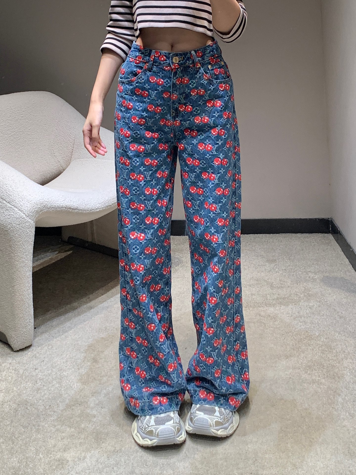 NO:448399,LouisVuitt* 25Fw early autumn new style, full-print letter cherry jean trousers丨Exclusive high-end production!  Hot products are coming, cotton denim material, enzyme washing process, full print letter cherry design, inside is also full print, can be rolled up, it is a different feeling~ The overall design highlights the brand tone, the style is good, slim, overall fashionable and fashionable, light luxury online, S/M/L,,louis vuitton,alexander wang19860909LouisVuitt* 25Fw早秋新款 满印字母樱桃牛仔长裤丨独家高版出品！爆款来袭 全棉牛仔材质 酵素水洗工艺 满印字母樱桃设计 内里也是满印哦 可卷裤脚穿 又是不一样的感觉~ 整体设计彰显品牌调性 版型好看 显瘦整体时髦洋气 轻奢感在线 现货发售S/M/L,,louis vuitton,alexander wang,Women's clothing