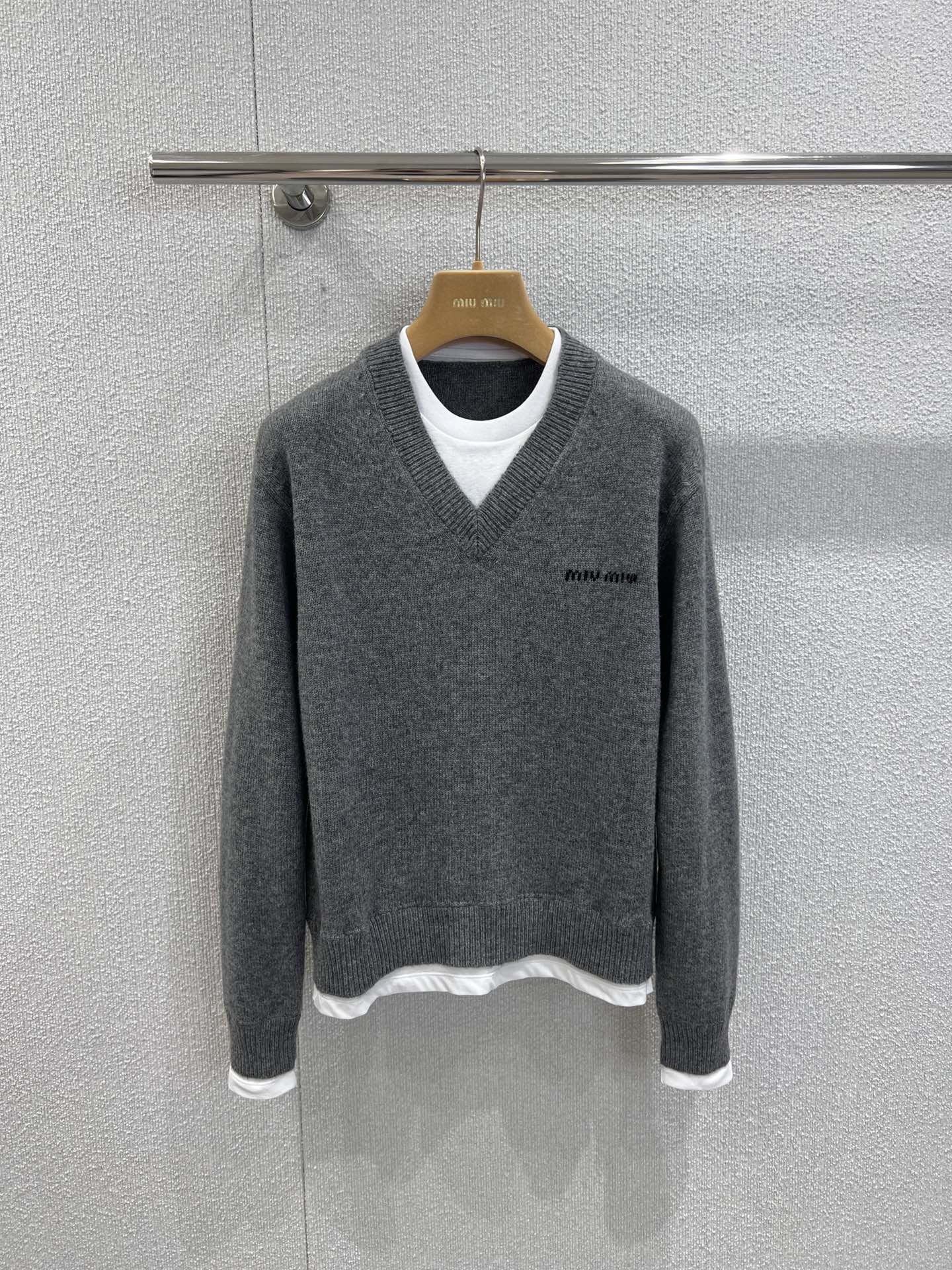 NO:448361,Support replacement Miumi* 25Fw early autumn new model, gray fake two-piece spliced ​​V-neck long-sleeved sweater | Exclusive yb development!  High-end production!  Cashmere wool blended yarn is decorated with brand logo embroidery logo. White ribbed round neck cuff spliced ​​hem design, slightly loose style, lazy and slimming, fashionable and versatile!  S/M/L real photos, miumiu, alexander wang19860909支持换款 Miumi* 25Fw早秋新款 灰色假两件拼接V领长袖针织衫丨独家yb开发！高版出品！羊绒羊毛混纺纱线 饰有品牌标识刺绣徽标 白色罗纹圆领袖口拼接下摆撞色设计,微宽松版型,懒惰又显瘦,减龄时尚超级百搭！现货发售S/M/L实拍细节图,,miumiu,alexander wang,Women's clothing