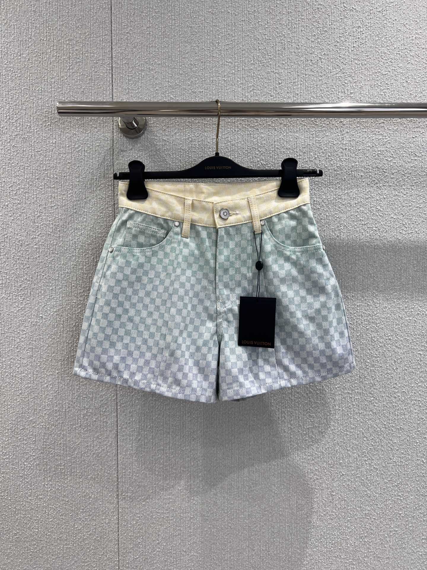 NO:448375,Support replacement LouisVuitt* 25Fw early autumn new style plaid jacquard denim shorts丨Exclusive high-end production!  Denim shorts that are easy to control whether in daily life or on the street photography ~ a fashionable item that closes your eyes!  This model is impeccable, casual and sexy in both the wash water color and the upper body style. The upper body is simply a veritable leg essence, fashionable and versatile, full of high-end feeling, and very atmospheric~ It is very nice to match it with a white T!  So comfortable that I don't want to take it off and sell it in stock S/M/L real photos, louis vuitton, shorts, alexander wang19860909支持换款 LouisVuitt* 25Fw早秋新款 格子提花牛仔短裤丨独家高版出品！无论是日常还是出街拍照都轻松驾驭的牛仔短裤～闭眼入的时尚单品！这款无论是洗水颜色还是上身版型都是无可挑剔休闲性感都拿捏住了,上身简直就是名副其实的腿精,时髦百搭 高级感满满 特别大气～随意搭配白T都很nice！舒服到不想脱下来现货发售S/M/L实拍细节图,,louis vuitton,shorts,alexander wang,Women's clothing