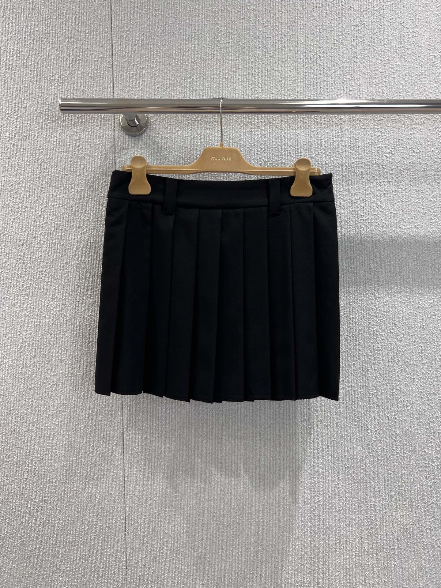 NO:448385,Support replacement Miumi* 25Fw early autumn new style, patch-embedded letter pleated skirt丨Exclusive yb development!  High-end production!  The drooping whole piece of a huge and versatile skirt is super good!  Miu's new pleated skirts are available, with sweet and salty temperament and versatile, and it is not picky to sell S/M/L in stock, real photos, detailed pictures of S/M/L, miumiu, skirts, alexander wang19860909支持换款 Miumi* 25Fw早秋新款 贴布绣字母百褶短裙丨独家yb开发！高版出品！巨百搭的一款半裙整件垂感超级好！miu家出百褶裙新品必火系列,可甜可盐气质百搭不挑人现货发售S/M/L实拍细节图,,miumiu,skirts,alexander wang,Women's clothing