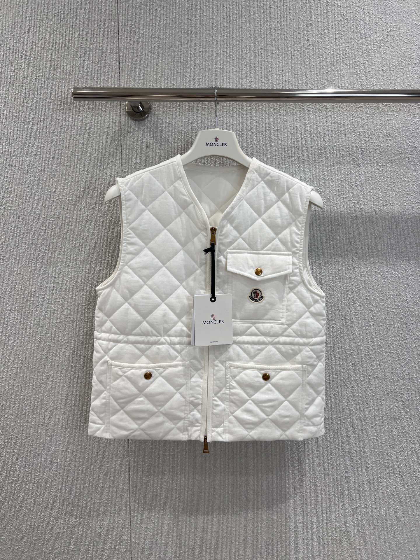 NO:449755,Support replacement Moncl* 25FW early autumn new style diamond cotton jacket vest | Exclusive high-end production!  Zippered vest style, diamond embossed throughout, multi-pocket hand warmer to increase capacity, rich and practical design, iconic logo patch on the chest, highlighting the low-key and high-end feel, drawstring on the inner waist adjusts the curve, easy to put on and take off, exquisite logo embellishes the inside, details can successfully get rid of dullness, integrating warmth and fashionable, real-life details of S/M/L on sale, alexander wang19860909支持换款 Moncl* 25FW早秋新款 菱格棉服马甲丨独家高版出品！拉链开襟马甲版型 通体采用菱格压纹 多处口袋暖手增大容量 设计丰富实用 胸口标志性徽标贴布点缀 彰显低调高级感 内侧腰间抽绳调节曲线松紧 便于穿脱 精致徽标装点内侧 细节就能成功摆脱沉闷 集保暖与时髦一体 现货发售S/M/L实拍细节图,,alexander wang,Women's clothing