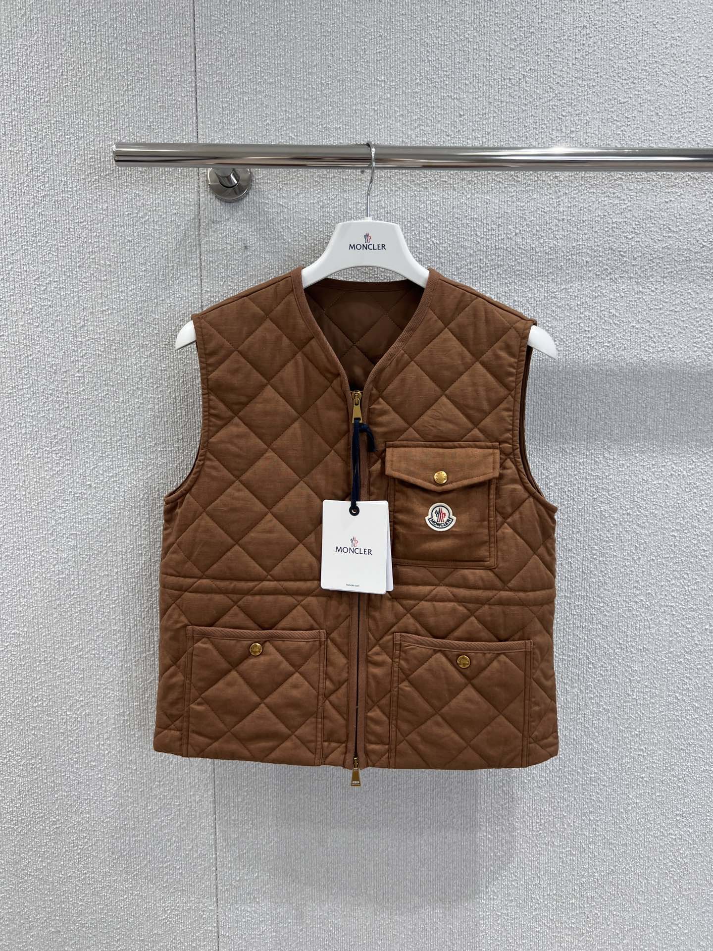 NO:449716,Support replacement Moncl* 25FW early autumn new style diamond cotton jacket vest | Exclusive high-end production!  Zippered vest style, diamond embossed throughout, multi-pocket hand warmer to increase capacity, rich and practical design, iconic logo patch on the chest, highlighting the low-key and high-end feel, drawstring on the inner waist adjusts the curve, easy to put on and take off, exquisite logo embellishes the inside, details can successfully get rid of dullness, integrating warmth and fashionable, real-life details of S/M/L on sale, alexander wang19860909支持换款 Moncl* 25FW早秋新款 菱格棉服马甲丨独家高版出品！拉链开襟马甲版型 通体采用菱格压纹 多处口袋暖手增大容量 设计丰富实用 胸口标志性徽标贴布点缀 彰显低调高级感 内侧腰间抽绳调节曲线松紧 便于穿脱 精致徽标装点内侧 细节就能成功摆脱沉闷 集保暖与时髦一体 现货发售S/M/L实拍细节图,,alexander wang,Women's clothing