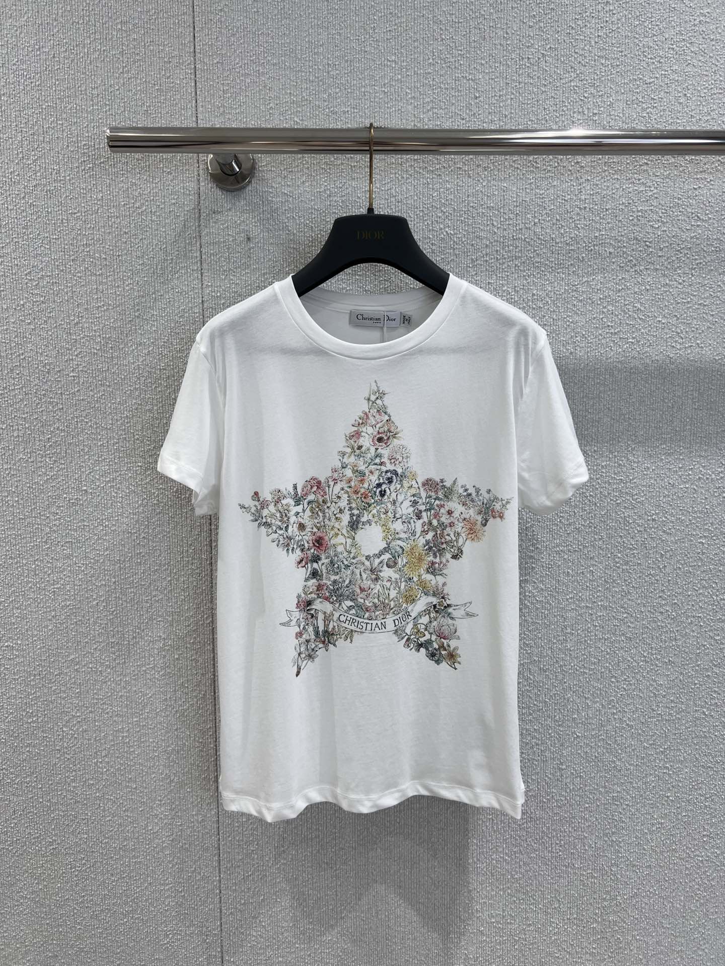NO:451721,Support replacement Dio* 25Fw early autumn new style, floral five-pointed star printed short-sleeved T-shirt | Exclusive yb development!  High-end production!  Iconic five-pointed star print!  The chest is covered with three-dimensional prints, with complex flower and plant patterns embedded in it, with soft pink, goose yellow and sky blue intertwined, just like a retro oil painting. The hollow details in the center add a sense of layering, and the brand letters engraved at the bottom are full of low-key and high-quality!  The round neck cut is short, and the cotton fabric remains crisp and comfortable. It is suitable for matching with high waist bottoms or layered jackets to easily create a lazy French style. S/M/L real-life details pictures on sale in stock, dior, jackets & coats, T-shirt, tees, t-shirt, alexander wang19860909支持换款 Dio* 25Fw早秋新款 花卉五角星印花短袖T恤丨独家yb开发！高版出品！标志性五角星印花！胸前以立体印花呈现大型五角星图腾,内嵌繁复花卉植物图案,柔粉、鹅黄与天蓝交织,宛如复古油画.中心镂空细节增添层次感,底部缎带铭刻品牌字母全称低调高定彰显！圆领短剪裁,棉质面料保持挺括舒适.适合搭配高腰下装或叠穿外套,轻松打造慵懒法式时髦.现货发售S/M/L实拍细节图,,dior,jackets & coats,T-shirt,tees，t-shirt,alexander wang,Women's clothing