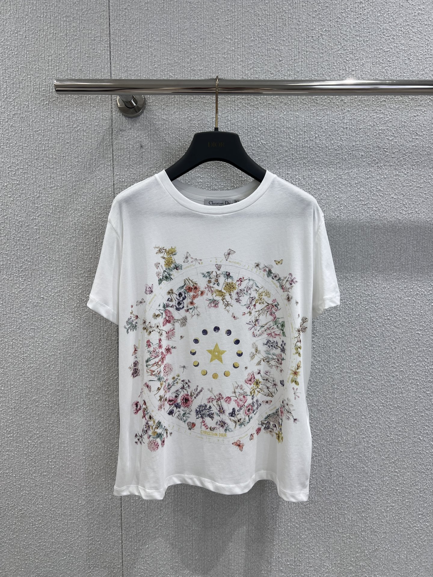 NO:451723,Support replacement Dio* 25Fw early autumn new style, floral five-pointed star printed round neck short-sleeved T-shirt | Exclusive yb development!  High-end production!  The big body is decorated with natural elements such as flowers, vines, moon phase changes, and combined into a spiral pattern. Five-pointed stars that meet the brand tone are centered. The fairy style is unified and coordinated. The design feels full. The cotton fabric remains firm and comfortable. It is suitable for matching with high-waist bottoms or layered jackets to easily create a lazy French style. S/M/L real-life details pictures are available in stock, dior, jackets & coats, T-shirt,tees, t-shirt, alexander wang19860909支持换款 Dio* 25Fw早秋新款 花卉五角星印花圆领短袖T恤丨独家yb开发！高版出品！大身以花朵藤蔓月相变化等自然元素装饰 组合成螺旋状图案 符合品牌调性的五角星点缀居中 仙气风格统一协调 设计感拉满 棉质面料保持挺括舒适.适合搭配高腰下装或叠穿外套,轻松打造慵懒法式时髦.现货发售S/M/L实拍细节图,,dior,jackets & coats,T-shirt,tees，t-shirt,alexander wang,Women's clothing