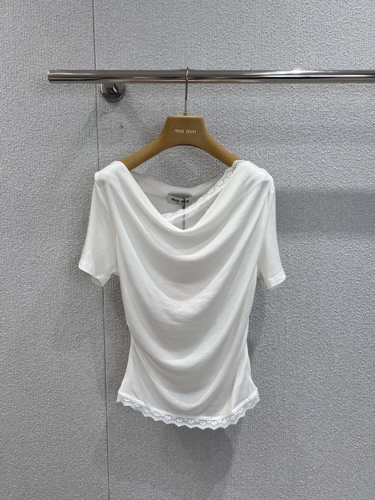 NO:448437,Support replacement Miumi* 25Ss spring and summer new style lace spliced ​​collar one-shoulder short-sleeved T-shirt | Exclusive high-end production!  The photogenic and fashionable T-shirt is here!  This T-shirt looks so good!  Fashionable and age-reducing. Just wear it casually and feels the atmosphere. The beauty’s upper body is super body-showing the body proportions and custom fabrics have high-quality comfort!  The impeccable fabric is perfect with excellent styling design, S/M/L real-life details, miumiu, T-shirt, tees, t-shirt, alexander wang19860909支持换款 Miumi* 25Ss春夏新款 蕾丝拼接荡领一字肩短袖T恤丨独家高版出品！贼上镜又时髦的T恤来啦！这件T恤真的太好看了！时髦又减龄 随便一穿就是氛围感美女上身超级显身材比例定制面料有着高质感的舒适度！无可挑剔的面料搭配优秀的版型设计简直完美现货发售S/M/L实拍细节图,,miumiu,T-shirt,tees，t-shirt,alexander wang,Women's clothing