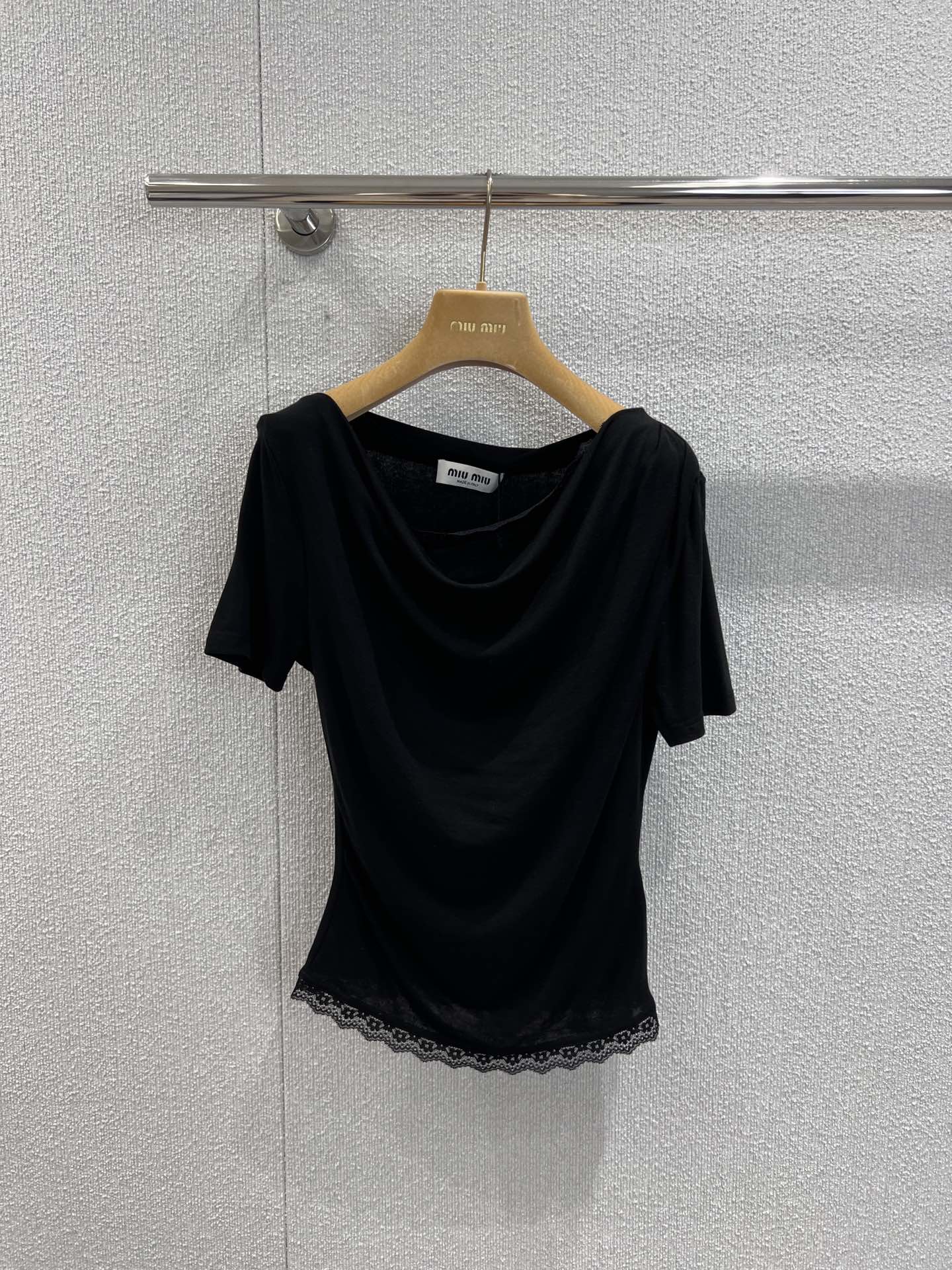 NO:448451,Support replacement Miumi* 25Ss spring and summer new style lace spliced ​​collar one-shoulder short-sleeved T-shirt | Exclusive high-end production!  The photogenic and fashionable T-shirt is here!  This T-shirt looks so good!  Fashionable and age-reducing. Just wear it casually and feels the atmosphere. The beauty’s upper body is super body-showing the body proportions and custom fabrics have high-quality comfort!  The impeccable fabric is perfect with excellent styling design, S/M/L real-life details, miumiu, T-shirt, tees, t-shirt, alexander wang19860909支持换款 Miumi* 25Ss春夏新款 蕾丝拼接荡领一字肩短袖T恤丨独家高版出品！贼上镜又时髦的T恤来啦！这件T恤真的太好看了！时髦又减龄 随便一穿就是氛围感美女上身超级显身材比例定制面料有着高质感的舒适度！无可挑剔的面料搭配优秀的版型设计简直完美现货发售S/M/L实拍细节图,,miumiu,T-shirt,tees，t-shirt,alexander wang,Women's clothing