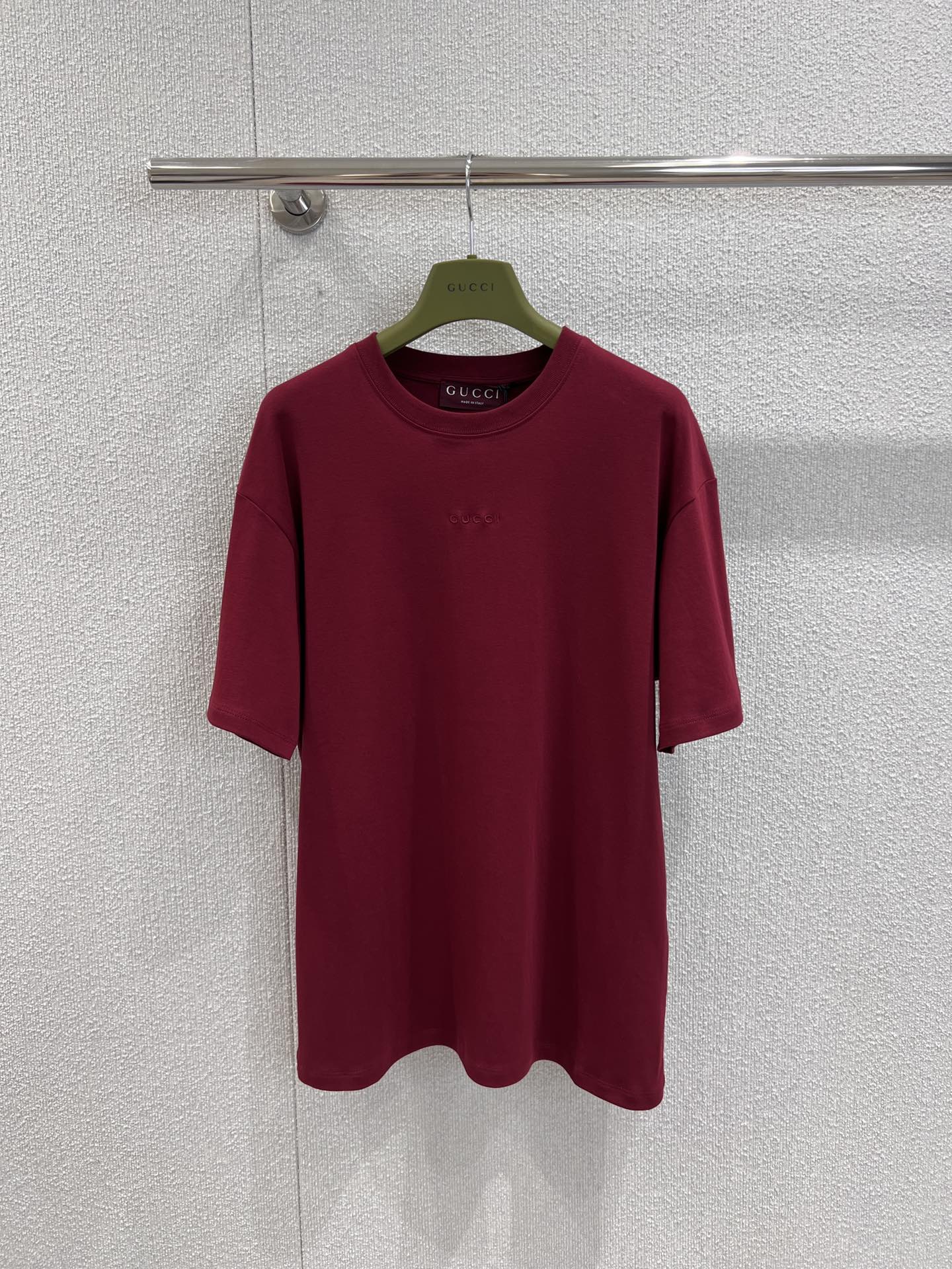 NO:448413,Support replacement Gucc* 25Ss spring and summer new style neckline logo embroidered letter short-sleeved T-shirt | Exclusive yb development!  High-end production!  Loose Oversized short-sleeved T-shirt cut to highlight the brand style. Made of gram-weight pure cotton, full of drape and slimming visual effect. The chest is embroidered with embroidery technology to outline the brand logo pattern of the letters. The fashionable and high-end feel is instantly created to create a personal style. Fashionable and handsome. The inner wear is brilliant and fashionable. S/M/L is available in stock. Details of S/M/L shots, gucci, versace, T-shirt, tees, t-shirt, alexander wang19860909支持换款 Gucc* 25Ss春夏新款 领口徽标刺绣字母短袖T恤丨独家yb开发！高版出品！宽松Oversized短袖T恤裁剪 凸显品牌格调 采用克重纯棉制成 垂坠感十足 呈现显瘦视觉效果 胸前利用刺绣工艺勾勒出字母品牌徽标图案 时尚高级感立现 打造个性风格 时尚帅气 单穿内搭都出彩时髦 现货发售S/M/L实拍细节图,,gucci,versace,T-shirt,tees，t-shirt,alexander wang,Women's clothing