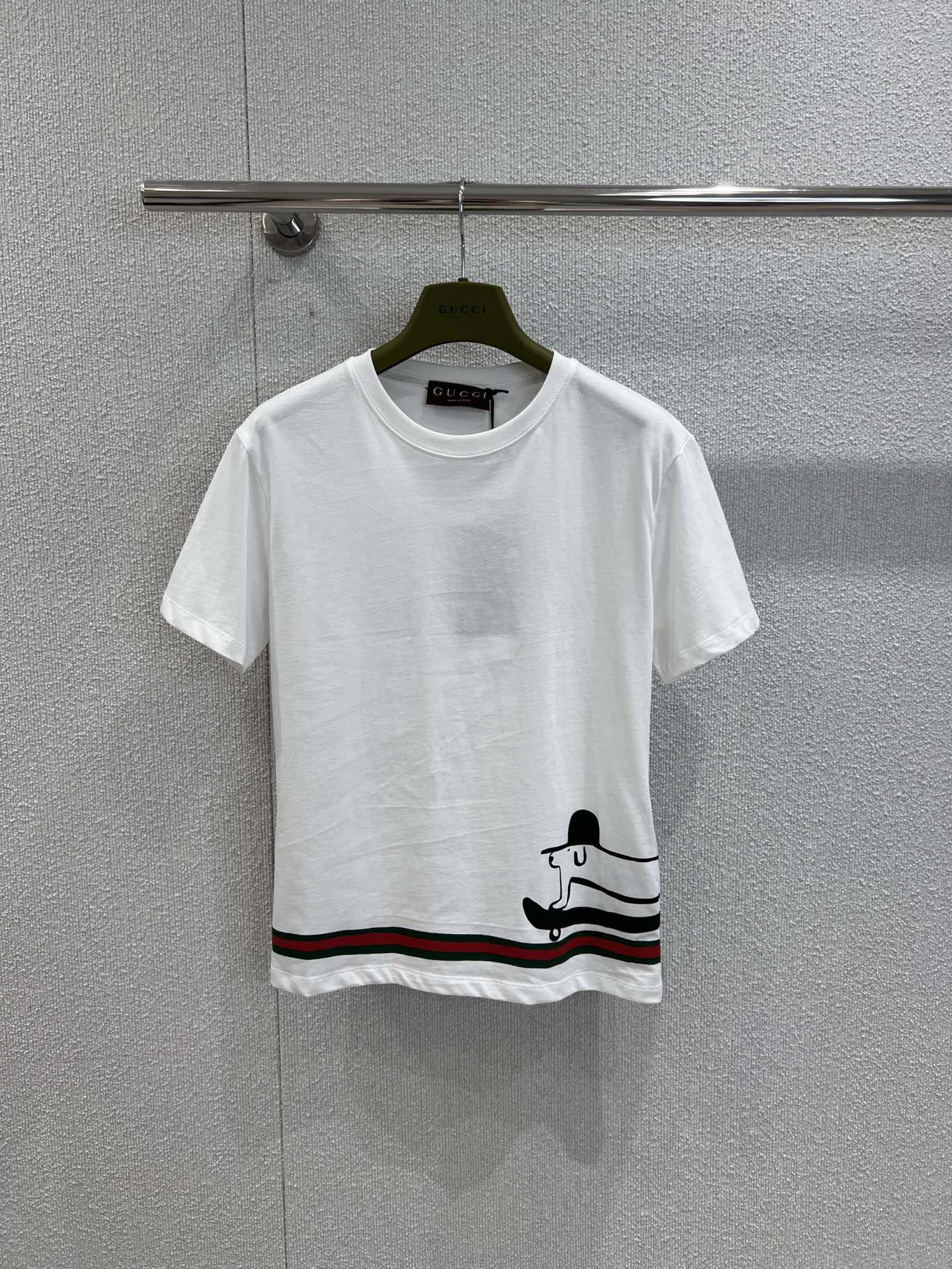 NO:452174,Support replacement Gucc* 25Ss spring and summer new style, children's fun printed round neck short-sleeved T-shirt | Exclusive yb development!  High-end production!  Slim short-sleeved T-shirt cut to highlight the brand style. Made of gram-weight pure cotton, full of drape and presents a slim visual effect. YB development The whole garment is restored in white and gray. The hem uses printing technology and contrasting colors to outline the brand color striped top hat skateboard dachshund dog pattern to enhance brand identity. Children's funny cartoon style creates a personal style. Age-reducing style. The inner wear is brilliant and fashionable. S/M/L real-life details pictures are on sale in stock. Gucci, T-shirt,tees, t-shirt,hats,alexander wang19860909支持换款 Gucc* 25Ss春夏新款 童趣印花圆领短袖T恤丨独家yb开发！高版出品！修身短袖T恤裁剪 凸显品牌格调 采用克重纯棉制成 垂坠感十足 呈现显瘦视觉效果 YB开发 整件成衣还原出白灰两色 衣摆利用印花工艺和撞色勾勒出品牌色条纹礼帽滑板腊肠狗图案 加强品牌标识度 童趣卡通风格 打造个性风格 减龄洋气 单穿内搭都出彩时髦 现货发售S/M/L实拍细节图,,gucci,T-shirt,tees，t-shirt,hats,alexander wang,Women's clothing