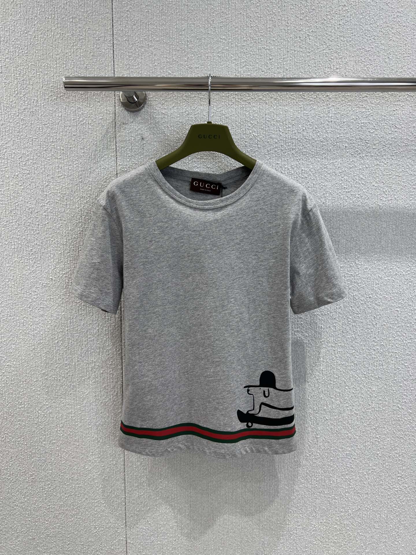 NO:452166,Support replacement Gucc* 25Ss spring and summer new style, children's fun printed round neck short-sleeved T-shirt | Exclusive yb development!  High-end production!  Slim short-sleeved T-shirt cut to highlight the brand style. Made of gram-weight pure cotton, full of drape and presents a slim visual effect. YB development The whole garment is restored in white and gray. The hem uses printing technology and contrasting colors to outline the brand color striped top hat skateboard dachshund dog pattern to enhance brand identity. Children's funny cartoon style creates a personal style. Age-reducing style. The inner wear is brilliant and fashionable. S/M/L real-life details pictures are on sale in stock. Gucci, T-shirt,tees, t-shirt,hats,alexander wang19860909支持换款 Gucc* 25Ss春夏新款 童趣印花圆领短袖T恤丨独家yb开发！高版出品！修身短袖T恤裁剪 凸显品牌格调 采用克重纯棉制成 垂坠感十足 呈现显瘦视觉效果 YB开发 整件成衣还原出白灰两色 衣摆利用印花工艺和撞色勾勒出品牌色条纹礼帽滑板腊肠狗图案 加强品牌标识度 童趣卡通风格 打造个性风格 减龄洋气 单穿内搭都出彩时髦 现货发售S/M/L实拍细节图,,gucci,T-shirt,tees，t-shirt,hats,alexander wang,Women's clothing