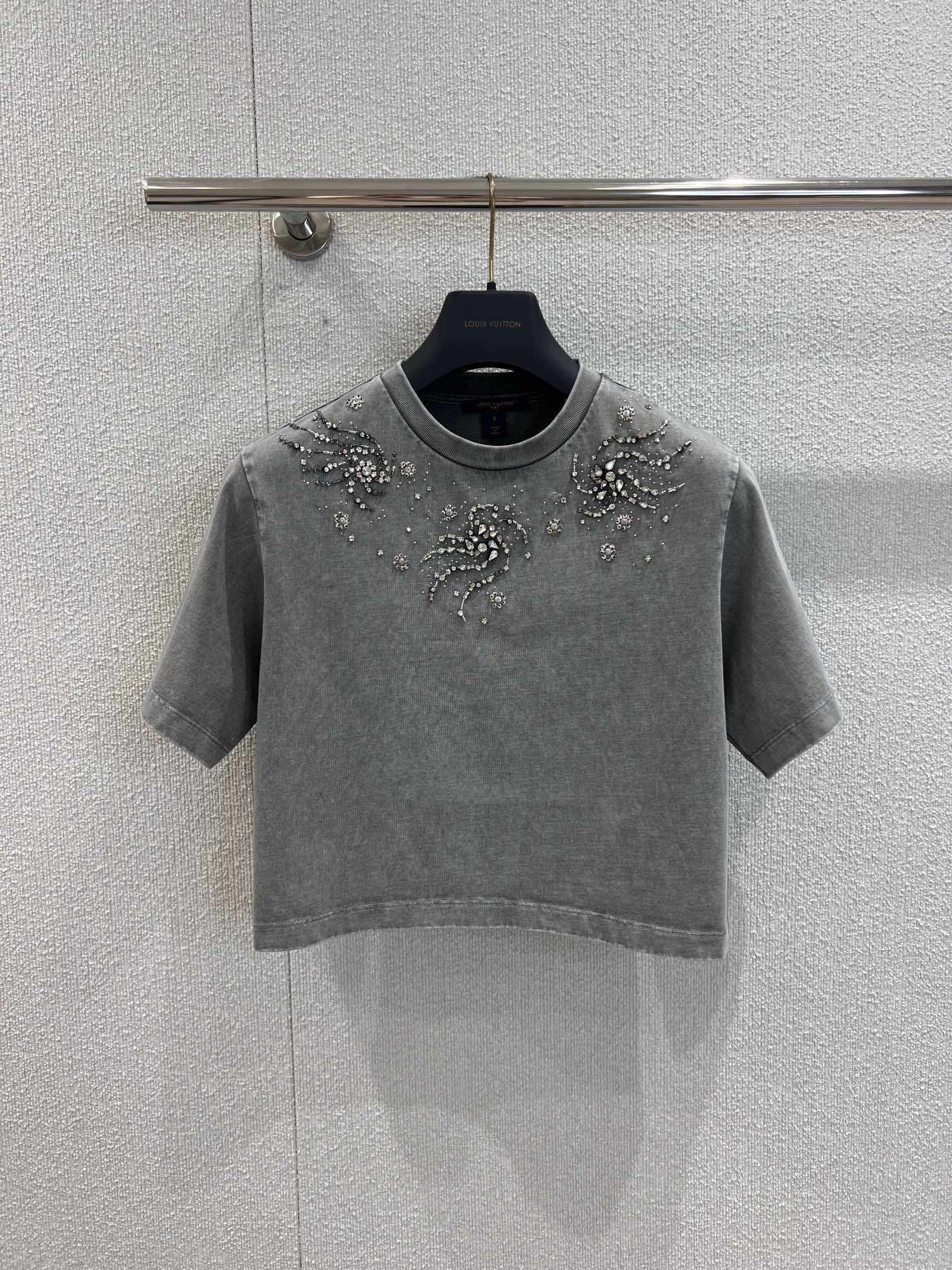 NO:449769,Support replacement LouisVuitt* 25Ss spring and summer new style, fried color made of old beads, short round neck short sleeve T-shirt | Exclusive yb development!  High-end production!  Soft and breathable cotton knitted delicate and silky, comfortable and refreshing in summer. The cuff leather logo brand logo is simple and atmospheric, and the neckline fixed diamond design is unique and novel!  Showing the perfect fusion of classics and trends ~ casual and casual matching. A must-have item for relaxed outfits, S/M/L real-life details pictures on sale in stock, louis vuitton, T-shirt,tees, t-shirt,alexander wang19860909支持换款 LouisVuitt* 25Ss春夏新款 炒色做旧钉珠短款圆领短袖T恤丨独家yb开发！高版出品！柔软透气的棉质针织细腻丝滑 夏季穿着很舒适清爽 袖口皮标品牌logo简单大气,领口定钻设计独特新颖！呈现经典与潮流的完美融合～休闲随意搭配 松弛感穿搭必备单品, 现货发售S/M/L实拍细节图,,louis vuitton,T-shirt,tees，t-shirt,alexander wang,Women's clothing