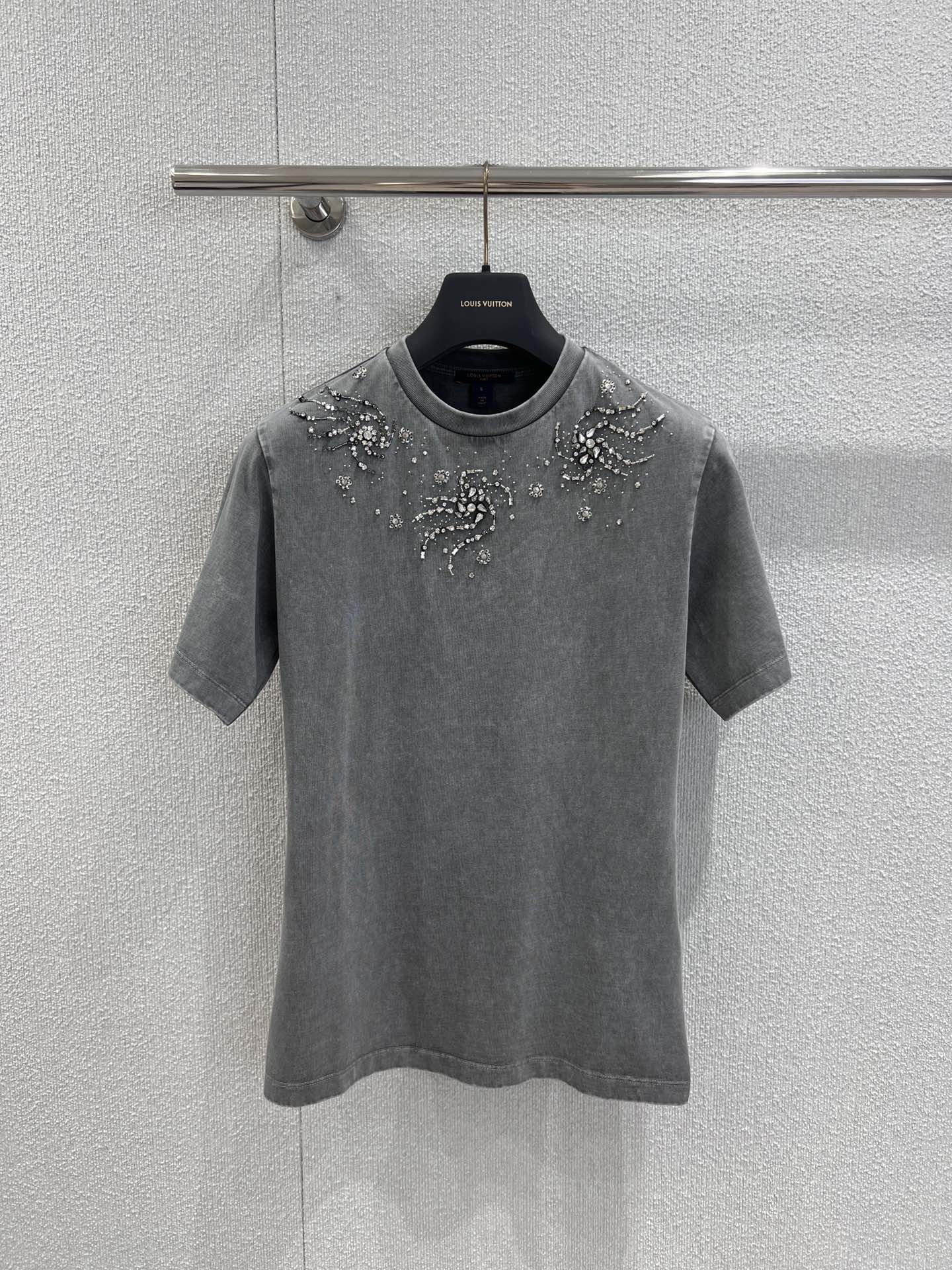 NO:449779,Support replacement LouisVuitt* 25Ss spring and summer new style fried color made of old beaded round neck short-sleeved T-shirt | Exclusive yb development!  High-end production!  Soft and breathable cotton knitted delicate and silky, comfortable and refreshing in summer. The cuff leather logo brand logo is simple and atmospheric, and the neckline fixed diamond design is unique and novel!  Showing the perfect fusion of classics and trends ~ casual and casual matching. A must-have item for relaxed outfits, S/M/L real-life details pictures on sale in stock, louis vuitton, T-shirt,tees, t-shirt,alexander wang19860909支持换款 LouisVuitt* 25Ss春夏新款 炒色做旧钉珠圆领短袖T恤丨独家yb开发！高版出品！柔软透气的棉质针织细腻丝滑 夏季穿着很舒适清爽 袖口皮标品牌logo简单大气,领口定钻设计独特新颖！呈现经典与潮流的完美融合～休闲随意搭配 松弛感穿搭必备单品, 现货发售S/M/L实拍细节图,,louis vuitton,T-shirt,tees，t-shirt,alexander wang,Women's clothing