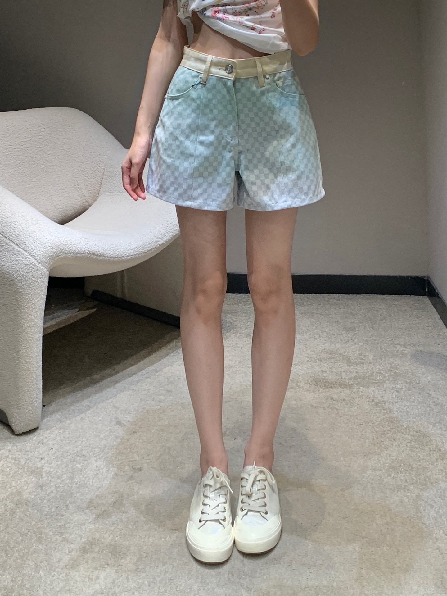 NO:448384,LouisVuitt* 25Fw early autumn new style plaid jacquard denim shorts丨Exclusive high-end production!  Denim shorts that are easy to control whether in daily life or on the street photography ~ a fashionable item that closes your eyes!  This model is impeccable, casual and sexy in both the wash water color and the upper body style. The upper body is simply a veritable leg essence, fashionable and versatile, full of high-end feeling, and very atmospheric~ It is very nice to match it with a white T!  So comfortable that I don't want to take it off and sell it in stock, louis vuitton, shorts, alexander wang19860909LouisVuitt* 25Fw早秋新款 格子提花牛仔短裤丨独家高版出品！无论是日常还是出街拍照都轻松驾驭的牛仔短裤～闭眼入的时尚单品！这款无论是洗水颜色还是上身版型都是无可挑剔休闲性感都拿捏住了,上身简直就是名副其实的腿精,时髦百搭 高级感满满 特别大气～随意搭配白T都很nice！舒服到不想脱下来现货发售S/M/L,,louis vuitton,shorts,alexander wang,Women's clothing