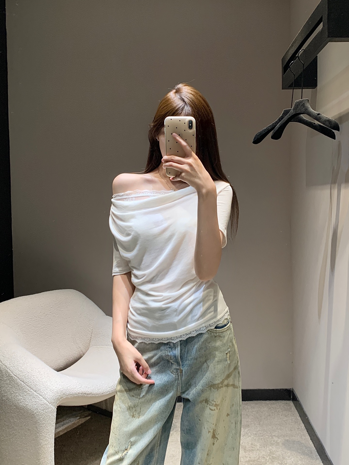 NO:448444,Miumi* 25Ss spring and summer new style lace spliced ​​collar one-shoulder short-sleeved T-shirt丨Exclusive high-end production!  The photogenic and fashionable T-shirt is here!  This T-shirt looks so good!  Fashionable and age-reducing. Just wear it casually and feels the atmosphere. The beauty’s upper body is super body-showing the body proportions and custom fabrics have high-quality comfort!  Impeccable fabrics and excellent styling design are perfect for sale in stock S/M/L, miumiu, T-shirt, tees, t-shirt, alexander wang19860909Miumi* 25Ss春夏新款 蕾丝拼接荡领一字肩短袖T恤丨独家高版出品！贼上镜又时髦的T恤来啦！这件T恤真的太好看了！时髦又减龄 随便一穿就是氛围感美女上身超级显身材比例定制面料有着高质感的舒适度！无可挑剔的面料搭配优秀的版型设计简直完美现货发售S/M/L,,miumiu,T-shirt,tees，t-shirt,alexander wang,Women's clothing