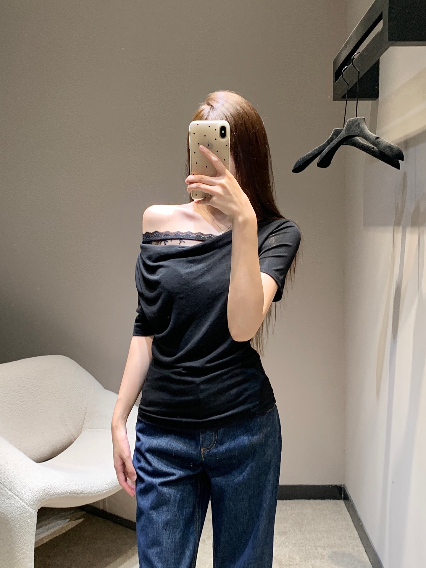 NO:448458,Miumi* 25Ss spring and summer new style lace spliced ​​collar one-shoulder short-sleeved T-shirt丨Exclusive high-end production!  The photogenic and fashionable T-shirt is here!  This T-shirt looks so good!  Fashionable and age-reducing. Just wear it casually and feels the atmosphere. The beauty’s upper body is super body-showing the body proportions and custom fabrics have high-quality comfort!  Impeccable fabrics and excellent styling design are perfect for sale in stock S/M/L, miumiu, T-shirt, tees, t-shirt, alexander wang19860909Miumi* 25Ss春夏新款 蕾丝拼接荡领一字肩短袖T恤丨独家高版出品！贼上镜又时髦的T恤来啦！这件T恤真的太好看了！时髦又减龄 随便一穿就是氛围感美女上身超级显身材比例定制面料有着高质感的舒适度！无可挑剔的面料搭配优秀的版型设计简直完美现货发售S/M/L,,miumiu,T-shirt,tees，t-shirt,alexander wang,Women's clothing