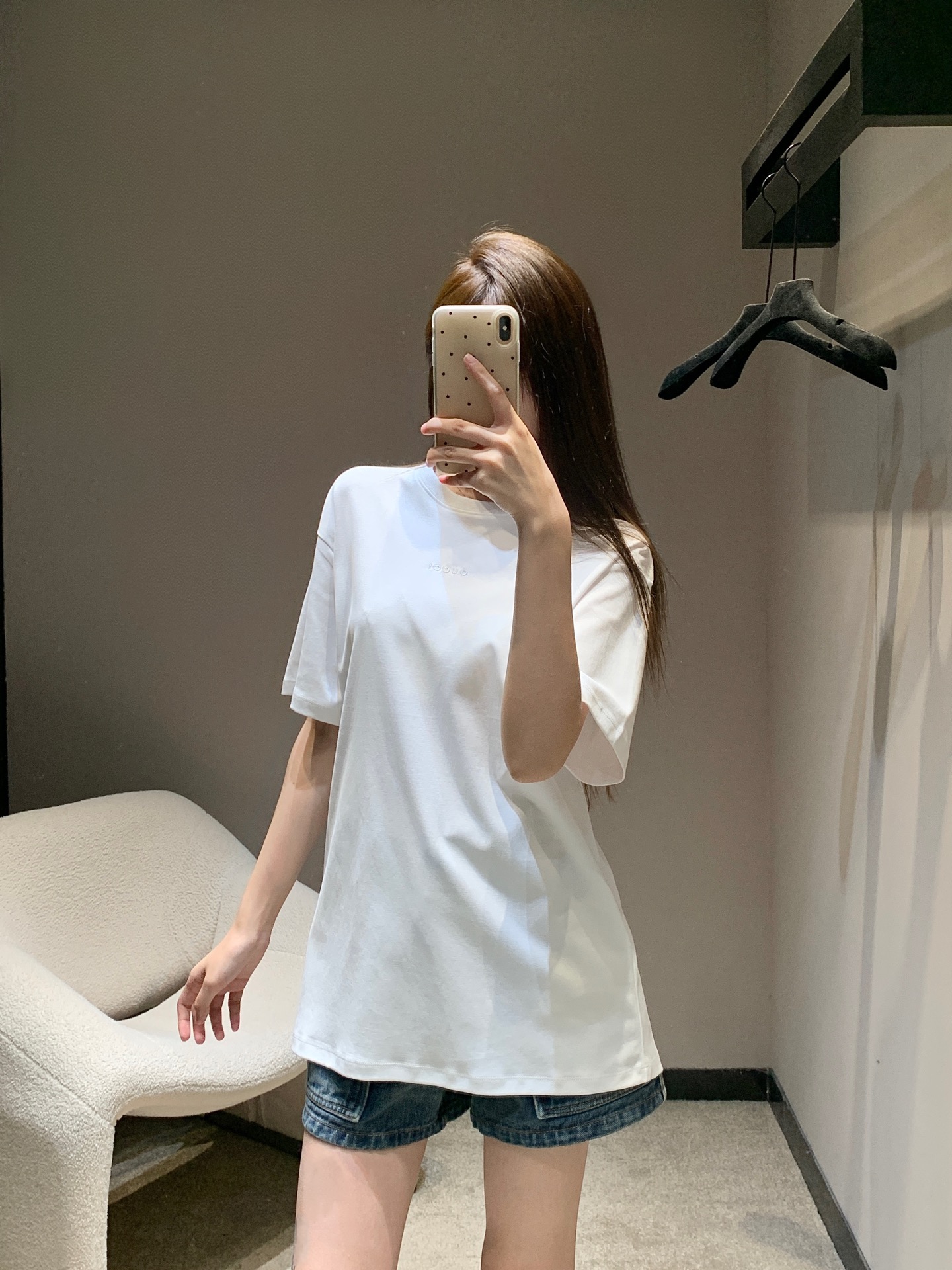 NO:448430,Gucc* 25Ss Spring and Summer New Style Neck Logo Embroidered Letter Short Sleeve T-Shirt丨Exclusive yb development!  High-end production!  Loose Oversized short-sleeved T-shirt cut to highlight the brand style. Made of gram-weight pure cotton, full of drape and slimming visual effect. The chest is embroidered with embroidery technology to outline the brand logo pattern of the letters. The fashionable and high-end feel is instantly created to create a personal style. Fashionable and handsome. The inner wear is brilliant and fashionable. S/M/L is available in stock. S/M/L, gucci, versace, T-shirt, tees, t-shirt, alexander wang19860909Gucc* 25Ss春夏新款 领口徽标刺绣字母短袖T恤丨独家yb开发！高版出品！宽松Oversized短袖T恤裁剪 凸显品牌格调 采用克重纯棉制成 垂坠感十足 呈现显瘦视觉效果 胸前利用刺绣工艺勾勒出字母品牌徽标图案 时尚高级感立现 打造个性风格 时尚帅气 单穿内搭都出彩时髦 现货发售S/M/L,,gucci,versace,T-shirt,tees，t-shirt,alexander wang,Women's clothing