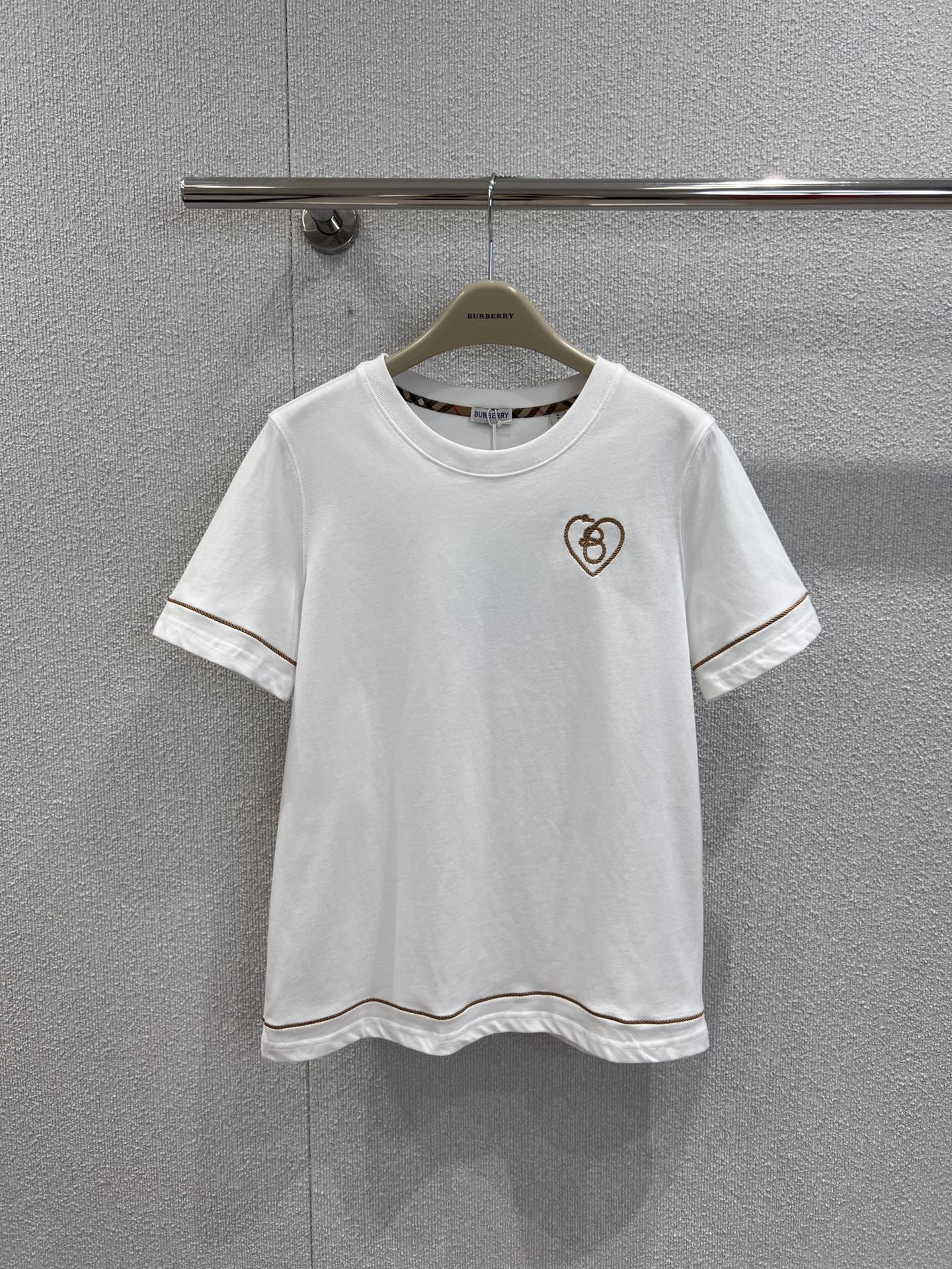 NO:449747,Support replacement Burberr* 25Ss spring and summer new style, Chinese Valentine's limited capsule series love embroidered round neck short-sleeved T-shirt | Exclusive yb development!  High-end production!  Made of light flat cotton fabric, presenting a slim fit. Integrated embroidery pattern design, inspired by traditional Chinese handicrafts, and outlines the brand's iconic letters B, logo and heart pattern with knots. The same style for men and women. S/M/L live details for sale, burberry, T-shirt, tees, t-shirt, alexander wang19860909支持换款 Burberr* 25Ss春夏新款 七夕限定胶囊系列爱心刺绣圆领短袖T恤丨独家yb开发！高版出品！选用轻盈平织棉面料打造,呈现修身版型.融入刺绣图案设计,灵感源自中国传统手工艺,以绳结环绕勾勒出品牌标志性字母 B、徽标和心形图案.男女同款 现货发售S/M/L实拍细节图,,burberry,T-shirt,tees，t-shirt,alexander wang,Women's clothing