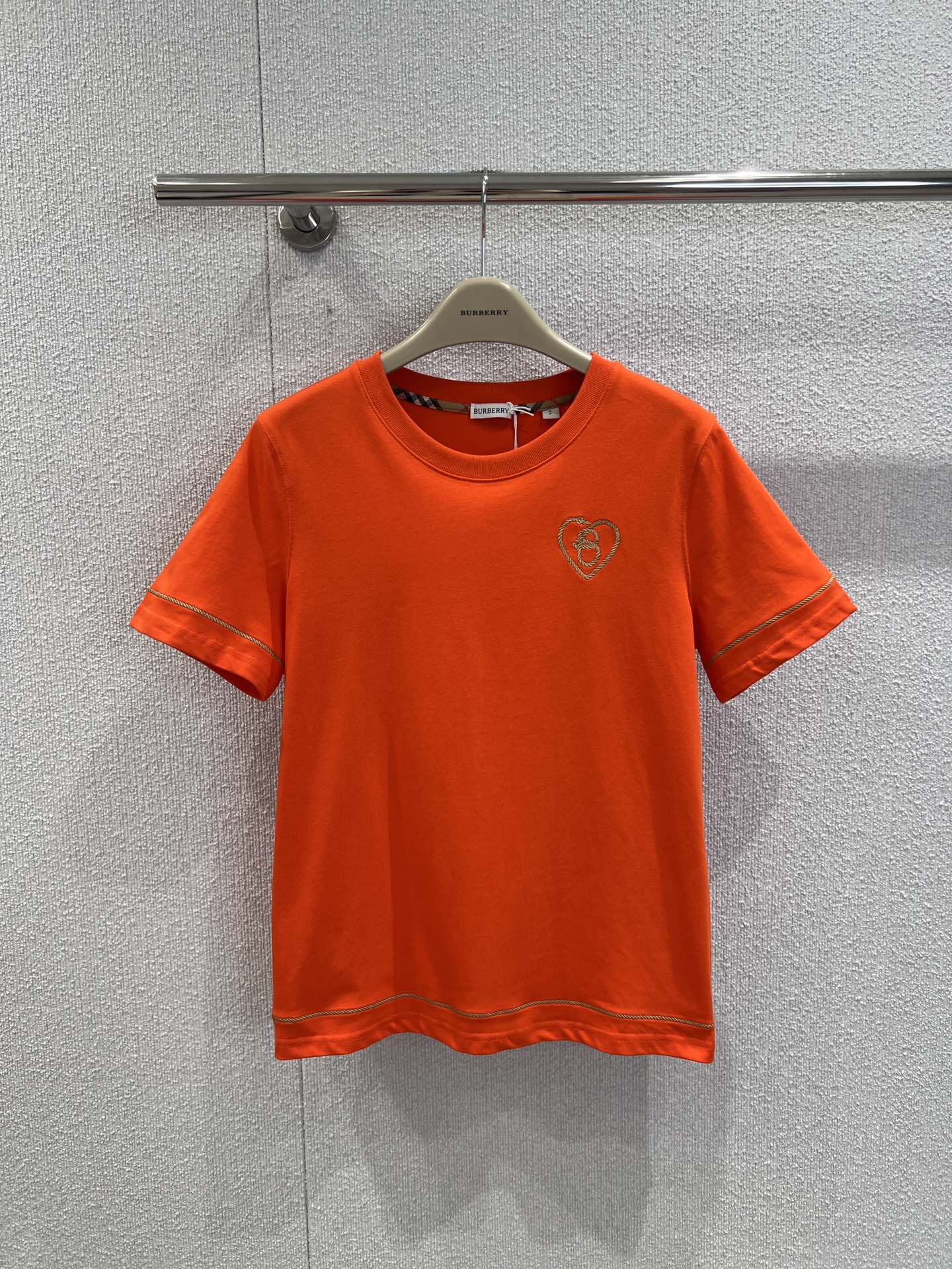 NO:449737,Support replacement Burberr* 25Ss spring and summer new style, Chinese Valentine's limited capsule series love embroidered round neck short-sleeved T-shirt | Exclusive yb development!  High-end production!  Made of light flat cotton fabric, presenting a slim fit. Integrated embroidery pattern design, inspired by traditional Chinese handicrafts, and outlines the brand's iconic letters B, logo and heart pattern with knots. The same style for men and women. S/M/L live details for sale, burberry, T-shirt, tees, t-shirt, alexander wang19860909支持换款 Burberr* 25Ss春夏新款 七夕限定胶囊系列爱心刺绣圆领短袖T恤丨独家yb开发！高版出品！选用轻盈平织棉面料打造,呈现修身版型.融入刺绣图案设计,灵感源自中国传统手工艺,以绳结环绕勾勒出品牌标志性字母 B、徽标和心形图案.男女同款 现货发售S/M/L实拍细节图,,burberry,T-shirt,tees，t-shirt,alexander wang,Women's clothing