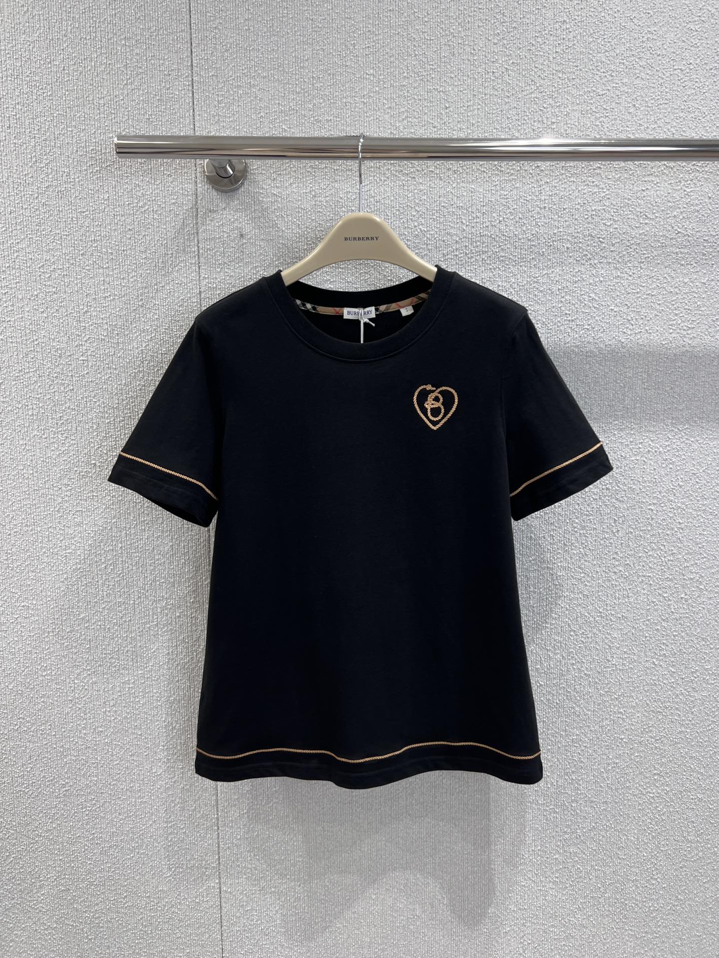 NO:449756,Support replacement Burberr* 25Ss spring and summer new style, Chinese Valentine's limited capsule series love embroidered round neck short-sleeved T-shirt | Exclusive yb development!  High-end production!  Made of light flat cotton fabric, presenting a slim fit. Integrated embroidery pattern design, inspired by traditional Chinese handicrafts, and outlines the brand's iconic letters B, logo and heart pattern with knots. The same style for men and women. S/M/L live details for sale, burberry, T-shirt, tees, t-shirt, alexander wang19860909支持换款 Burberr* 25Ss春夏新款 七夕限定胶囊系列爱心刺绣圆领短袖T恤丨独家yb开发！高版出品！选用轻盈平织棉面料打造,呈现修身版型.融入刺绣图案设计,灵感源自中国传统手工艺,以绳结环绕勾勒出品牌标志性字母 B、徽标和心形图案.男女同款 现货发售S/M/L实拍细节图,,burberry,T-shirt,tees，t-shirt,alexander wang,Women's clothing