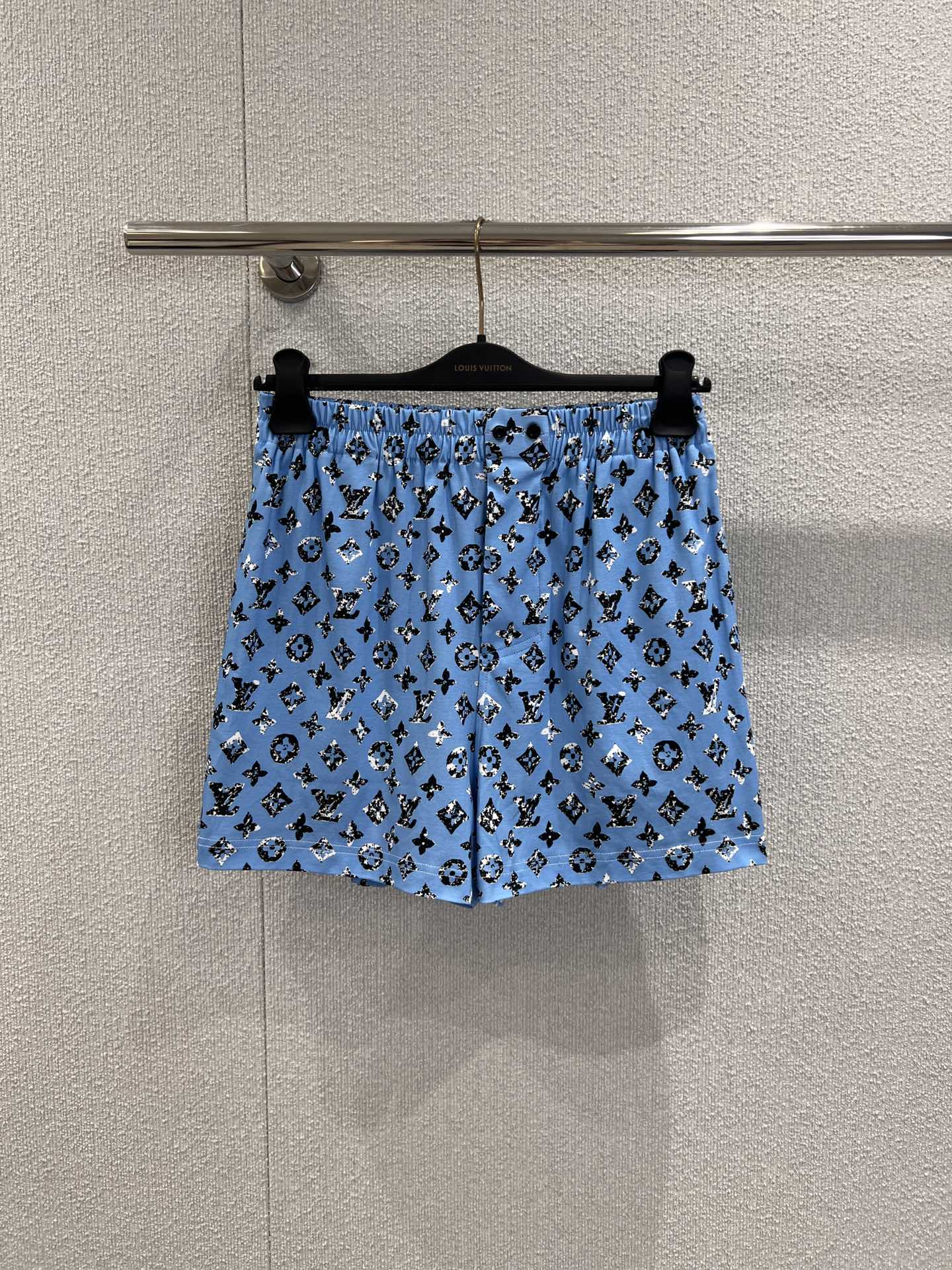 NO:450438,Support replacement Louis Vuitt*n 25Fw early autumn new style, presbyopian printed high-waist shorts丨Exclusive high-end product!  Customized pure cotton material, textured luster, crisp and stylish, four-leaf clover letter pattern covered with blue background and black flowers, highlighting taste, digital printing, clear and firm pattern, high-waist shorts design, adding a casual and fashionable feeling, and visual effect more revealing the waist curve. S/M/L real-life details pictures on sale, louis vuitton, shorts, alexander wang19860909支持换款 Louis Vuitt*n 25Fw早秋新款 老花印花高腰短裤丨独家高版出品！定制纯棉材质,质感光泽,挺括有型,满铺蓝底黑花的四叶草字母图案,彰显品味,采用数码印花,图案清晰牢固,高腰短裤设计,增添休闲时尚感,视觉效果更显腰身曲线 现货发售S/M/L实拍细节图,,louis vuitton,shorts,alexander wang,Women's clothing