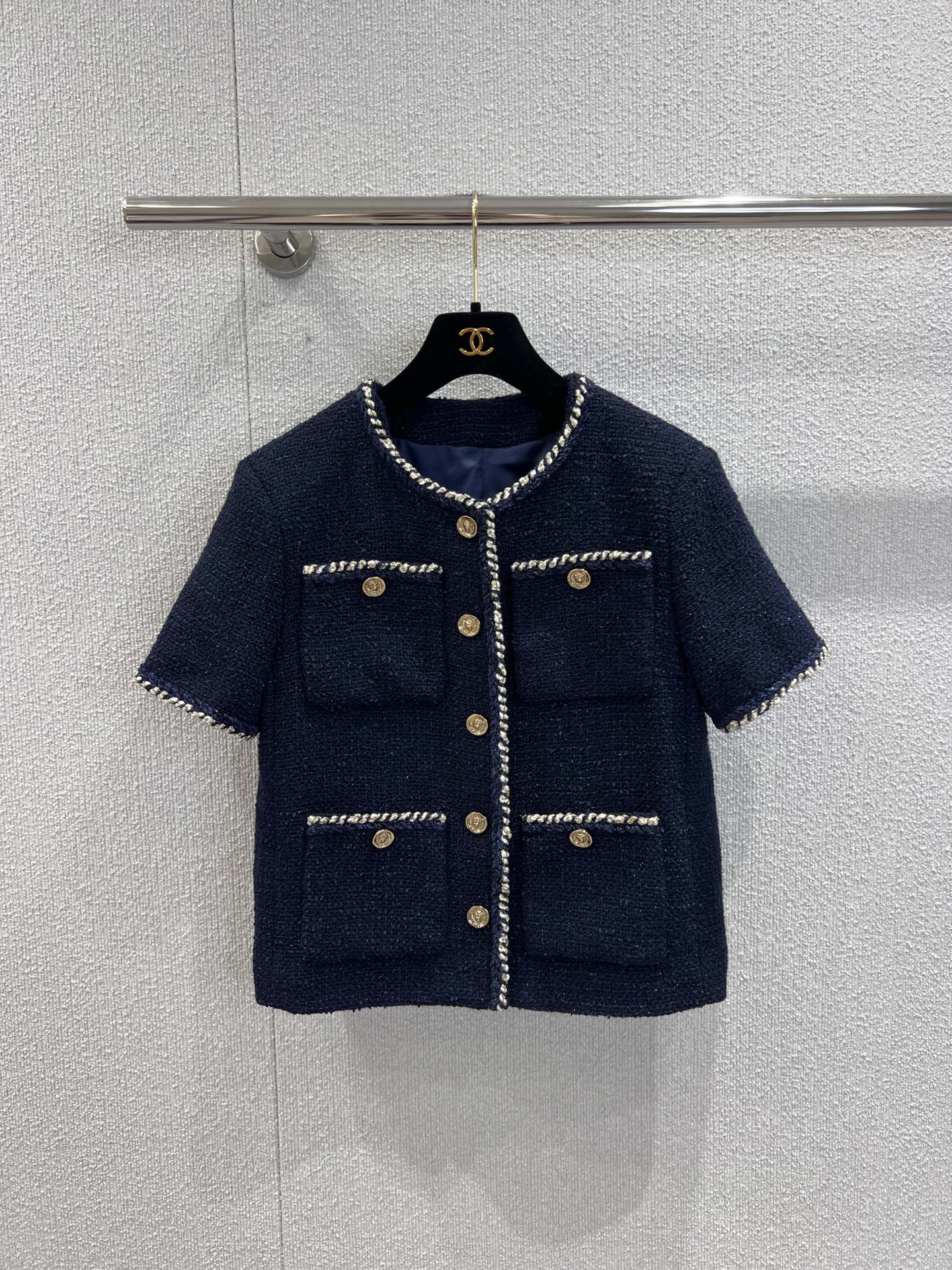 NO:453729,Support replacement Chane* 25A high-end handicraft workshop series new style, short-sleeved thick-flowered jacket丨Exclusive yb development!  High-end production!  The fine imitation wool material has obvious texture. The wool material is visible to the naked eye. The texture is excellent. The rough plaid wool fabric creates a famous style. The front closure is single-row heavy-duty printed round buckle is exquisitely woven texture. The exquisite woven feels tied to the front closure. It echoes the upper edge of multiple pockets. It highlights the brand taste. It is lively and jumping without losing its elegance. Rich design layering. The upper body is full of temperament. The first choice for fashionable and exquisite outfits. S/M/L real-life details pictures are available in stock. Chanel, jackets & coats, T-shirt, alexander wang19860909支持换款 Chane* 25A高级手工坊系列新款 捆边短袖粗花尼外套丨独家yb开发！高版出品！精仿羊毛呢材质 肌理明显 毛料肉眼可见 质感上乘 粗花格纹毛呢面料打造名媛风典范 前襟单排重工印刻圆扣精致编织纹理 精致编织感捆边自领口延伸至前襟 与多处口袋上缘呼应 突出品牌品味 活泼跳跃又不失雅致 丰富设计层次感 上身气质十足 时髦精穿搭首选 现货发售S/M/L实拍细节图,,chanel,jackets & coats,T-shirt,alexander wang,Women's clothing