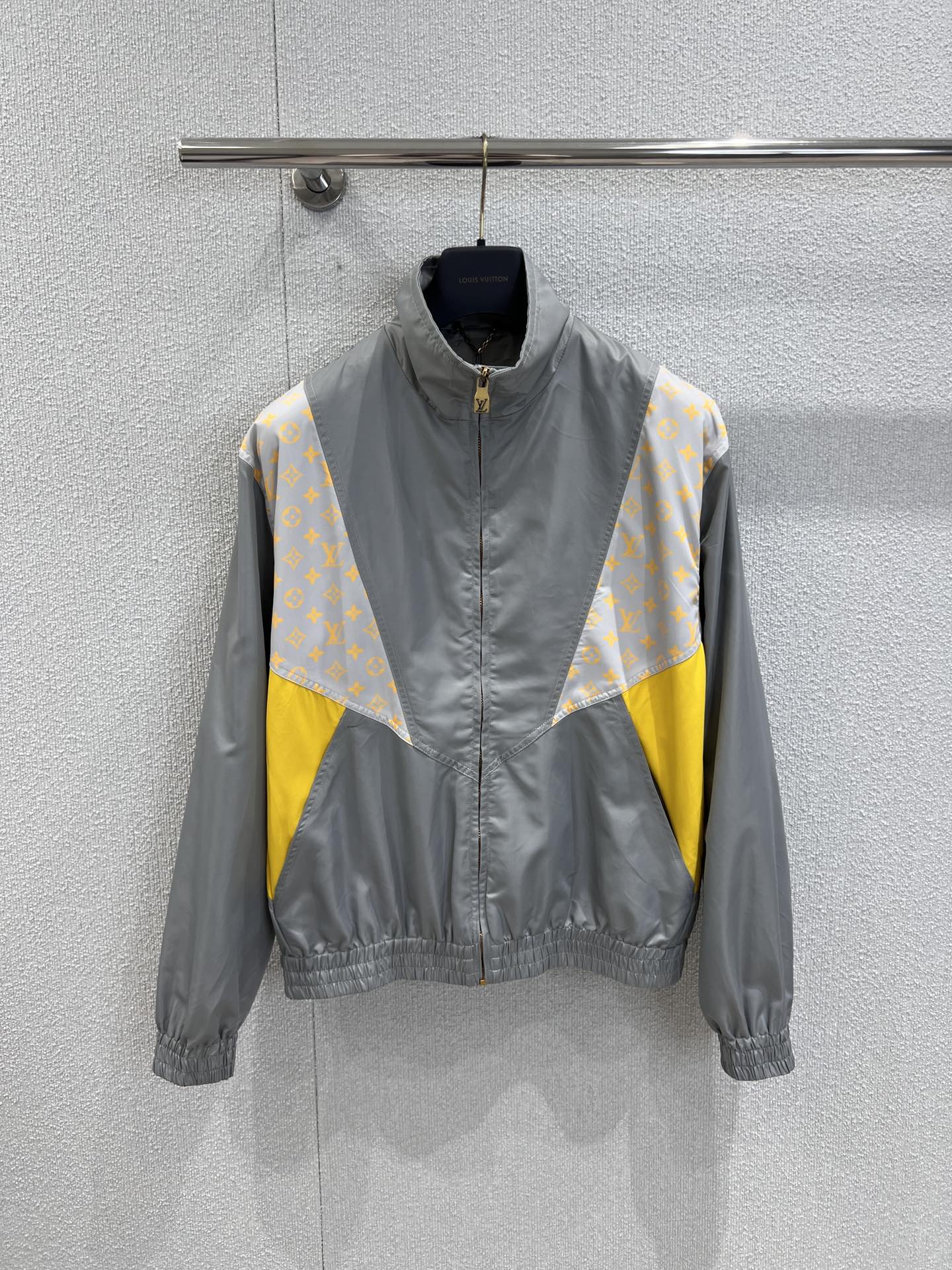 NO:449799,Support replacement Louis Vuitt*n 25FW early autumn new style Zipper lapel long-sleeved windproof jacket | Exclusive high-end production!  Technology fabrics and Monogram Glow prints, vivid splicing design, hidden zipper closure placket, elastic hem and cuff inner lining, logo printing inlay, casual styles, men and women same styles, S/M/L real-life details pictures, louis vuitton, jackets & coats, jackets & coats, alexander wang19860909支持换款 Louis Vuitt*n 25FW早秋新款 拉链翻领长袖防风夹克外套丨独家高版出品！科技面料和 Monogram Glow 印花、构成生动拼接设计、隐藏式拉链开合门襟、弹力下摆及袖口内里同色系里布、标识印花嵌饰、休闲款式 男女同款 现货发售S/M/L实拍细节图,,louis vuitton,jackets & coats,jackets & coats,alexander wang,Women's clothing