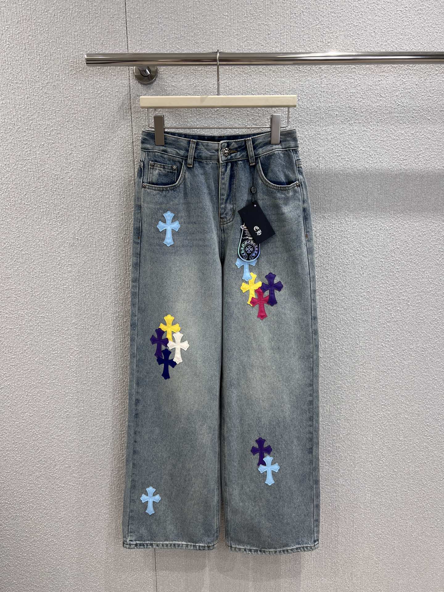 NO:449745,Support replacement Chrome Hea*ts 25FW early autumn new color cross veneer wash jeans | Exclusive high-end production!  Super versatile!  All seasons can be sold, a must-have to miss!  It looks good to go out with a pair of styles and create a cyberpunk girl anytime and anywhere!  The most dazzling leg sperm on the street!  S/M/L real photos of details for sale in stock, chrome hearts, jeans, alexander wang19860909支持换款 Chrome Hea*ts 25FW早秋新款 彩色十字架贴皮水洗牛仔裤丨独家高版出品！超级百搭！四季可盘,不容错过的牛货一枚！搭配一双版型就hin好看的出街 随时随地营造赛博朋克风女孩！这个街上最耀眼的腿精！现货发售S/M/L实拍细节图,,chrome hearts,jeans,alexander wang,Women's clothing