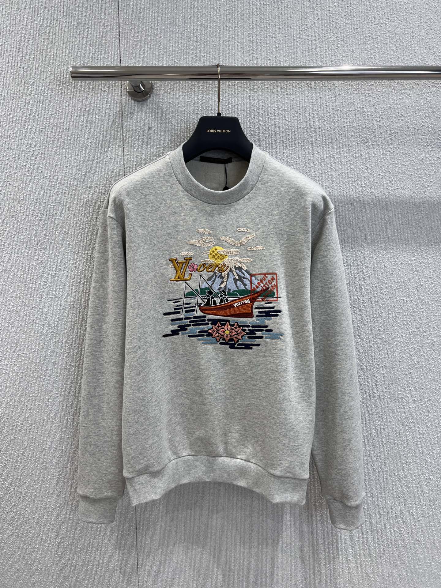 NO:449789,Support replacement LouisVuitt* 25Ss spring and summer new model Nigo co-branded embroidered round neck sweatshirt丨Exclusive yb development!  High-end production!  The picture of Pharrell Williams and Nigo fishing leisurely in the pastoral scenery is depicted in bright embroidery, witnessing the tacit cooperation and deep friendship between the two designers. The Marque L. Vuitton Déposée leather label at the rear perfects the elegant design. S/M/L real-life details of the S/M/L are on sale in stock, louis vuitton, hoodie, sweatshirts, alexander wang19860909支持换款 LouisVuitt* 25Ss春夏新款 Nigo联名款绣花圆领卫衣丨独家yb开发！高版出品！以明丽刺绣描绘 Pharrell Williams 与 Nigo 于田园风光中悠然垂钓的画面,见证两位设计师的默契合作与深厚友谊.后部的 Marque L.Vuitton Déposée 皮革标签完善闲雅设计.现货发售S/M/L实拍细节图,,louis vuitton,hoodie,sweatshirts,alexander wang,Women's clothing