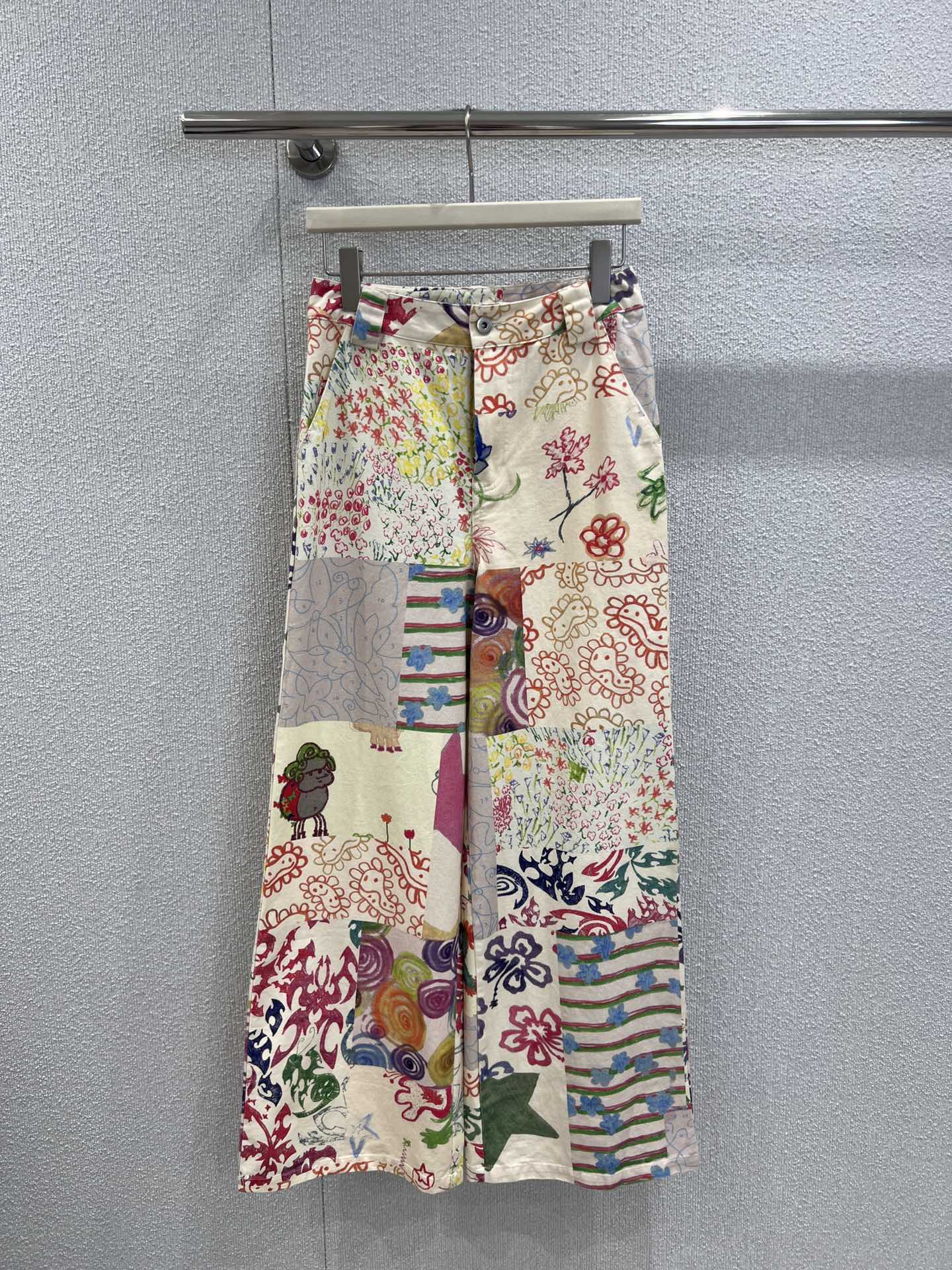 NO:449763,Support replacement ColinaStrada 25Ss spring and summer new style dreamy girlish wide-leg pants | Exclusive high-end production!  The graffiti pattern looks like an artistic canvas, and the design feels full. Walking on the street, you can turn back and watch it. No matter what your figure is, you can control it. Pear-shaped sisters wear it and hide their flesh to make you look thinner. Small people can also look taller with it. American retro. Millennial hot girl style is easy to switch and match with a simple top. Wear it casually in spring. It is the most beautiful boy on the street!  S/M/L real photos of S/M/L, alexander wang19860909支持换款 ColinaStrada 25Ss春夏新款 梦幻少女感阔腿裤丨独家高版出品！涂鸦图案像把艺术画布穿身上 设计感直接拉满 走在街上回头率爆表 不管啥身材都能拿捏 梨形姐妹穿它藏肉显瘦 小个子也能靠它显高 美式复古 千禧辣妹风随意切换搭配简单上衣就很出挑 开春随便一穿 妥妥街头最靓的仔！现货发售S/M/L实拍细节图,,alexander wang,Women's clothing