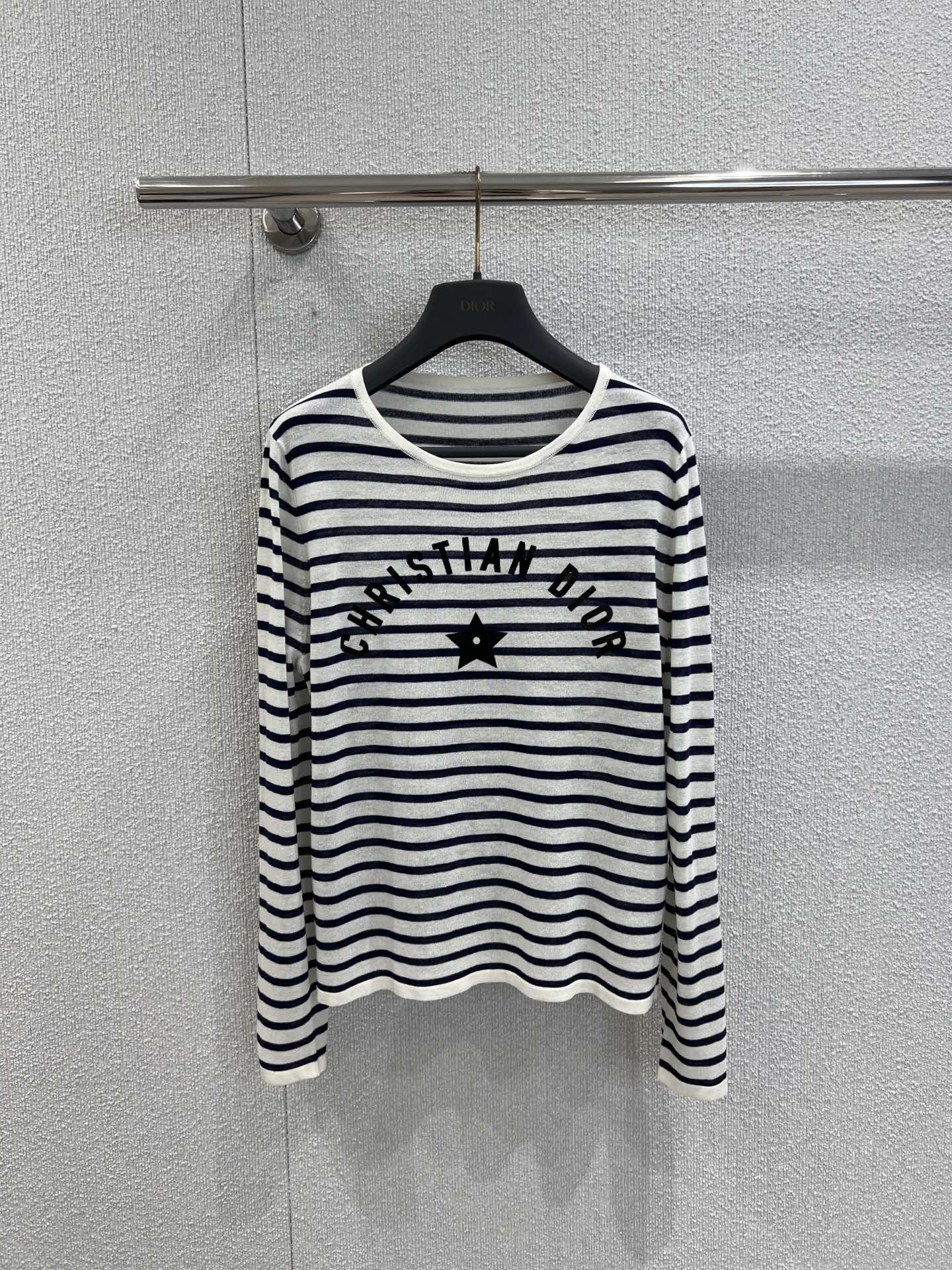 NO:448425,Support replacement Dio* 25Fw early autumn new model Navy striped five-pointed star knitted long-sleeved top | Exclusive yb development!  High-end production!  Decorated with classic off-white and navy blue D-Stripes pattern is made of linen acrylic and lyceler three yarn blend fabrics are carefully crafted with striped patterns to highlight the Christian Di*r logo, soft and glutinous, breathable and light, comfortable to wear with three natural materials, which are mixed with three natural materials, without the roughness of ordinary pure numb on the sensory, especially skin-friendly and is a light and thin piece. S/M/L real shot details, dior, alexander wang19860909支持换款 Dio* 25Fw早秋新款 海军风条纹五角星针织长袖上衣丨独家yb开发！高版出品！饰以经典的米白色和海军蓝色 D-Stripes 图案采用亚麻 腈纶 莱赛尔三种纱线混纺面料精心制作饰以条纹图案,突显 Christian Di*r 标志,手感软糯 透气轻薄 贴身穿很舒适三种天然的材质混合而成,没有普通纯麻在感官上的粗糙度, 特别的亲肤是轻轻薄薄的一件 现货发售S/M/L实拍细节图,,dior,alexander wang,Women's clothing