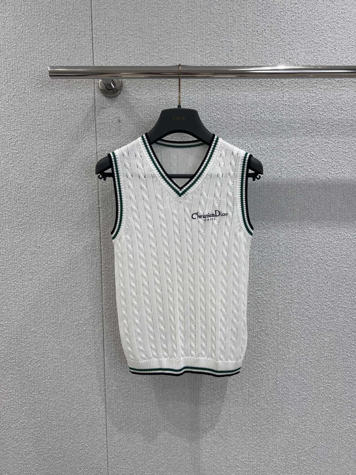 NO:448480,Support replacement Dio* 25Fw early autumn new model vest knitted vest丨Exclusive yb development!  High-end production!  Eye-catching layering enhances the fashionableness of autumn and makes you look slim and layered, and the shape is easy to concave in autumn~ The retro twist pattern is woven with cotton blended yarn. The V-neck and cuffs are spliced ​​with green and black edges. The saturation is just right for the autumn atmosphere. The front is decorated with brand letters and jacquard. The whole style is simple and unique!  Classic layered yyds three-dimensional tailoring makes it look more slim and fashionable, with the upper body showing a British college style. S/M/L real-life details pictures, dior, alexander wang19860909支持换款 Dio* 25Fw早秋新款 背心针织马甲丨独家yb开发！高版出品！吸睛叠穿提升秋季时髦度显瘦又有层次感,秋季轻松凹造型~ 采用棉质混纺纱线编织满件复古麻花图案 V领口和袖口是绿黑边拼接,饱和度拿捏刚好自带秋日气息,正面饰以品牌字母提花整件款式简单又不失个性！经典叠穿yyds 立体剪裁显得更加修身时尚,上身呈现英伦学院风 现货发售S/M/L实拍细节图,,dior,alexander wang,Women's clothing