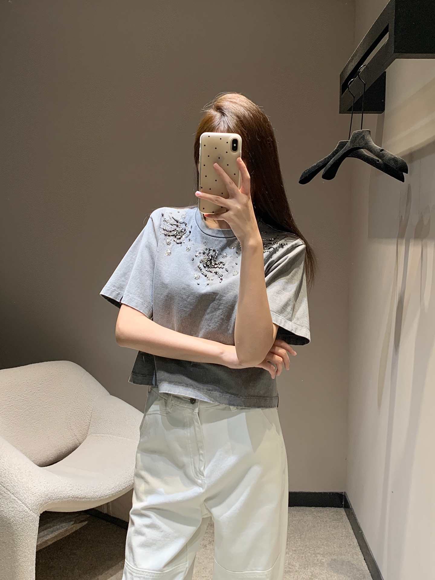 NO:449774,LouisVuitt* 25Ss Spring and Summer New Style Fried Colors Old Beaded Short Round Neck Short Sleeve T-shirt | Exclusive yb development!  High-end production!  Soft and breathable cotton knitted delicate and silky, comfortable and refreshing in summer. The cuff leather logo brand logo is simple and atmospheric, and the neckline fixed diamond design is unique and novel!  Showing the perfect fusion of classics and trends ~ casual matching slack dressing essentials, S/M/L on sale in stock, louis vuitton, T-shirt,tees, t-shirt,alexander wang19860909LouisVuitt* 25Ss春夏新款 炒色做旧钉珠短款圆领短袖T恤丨独家yb开发！高版出品！柔软透气的棉质针织细腻丝滑 夏季穿着很舒适清爽 袖口皮标品牌logo简单大气,领口定钻设计独特新颖！呈现经典与潮流的完美融合～休闲随意搭配 松弛感穿搭必备单品, 现货发售S/M/L,,louis vuitton,T-shirt,tees，t-shirt,alexander wang,Women's clothing