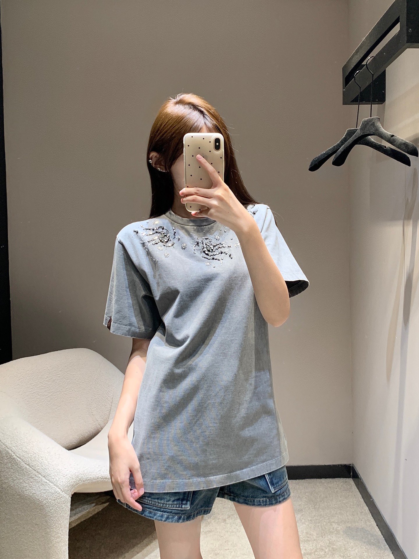 NO:449784,LouisVuitt* 25Ss Spring and Summer New Style Fried Colors Old Beaded Round Neck Short-Sleeve T-Shirt丨Exclusive yb development!  High-end production!  Soft and breathable cotton knitted delicate and silky, comfortable and refreshing in summer. The cuff leather logo brand logo is simple and atmospheric, and the neckline fixed diamond design is unique and novel!  Showing the perfect fusion of classics and trends ~ casual matching slack dressing essentials, S/M/L on sale in stock, louis vuitton, T-shirt,tees, t-shirt,alexander wang19860909LouisVuitt* 25Ss春夏新款 炒色做旧钉珠圆领短袖T恤丨独家yb开发！高版出品！柔软透气的棉质针织细腻丝滑 夏季穿着很舒适清爽 袖口皮标品牌logo简单大气,领口定钻设计独特新颖！呈现经典与潮流的完美融合～休闲随意搭配 松弛感穿搭必备单品, 现货发售S/M/L,,louis vuitton,T-shirt,tees，t-shirt,alexander wang,Women's clothing