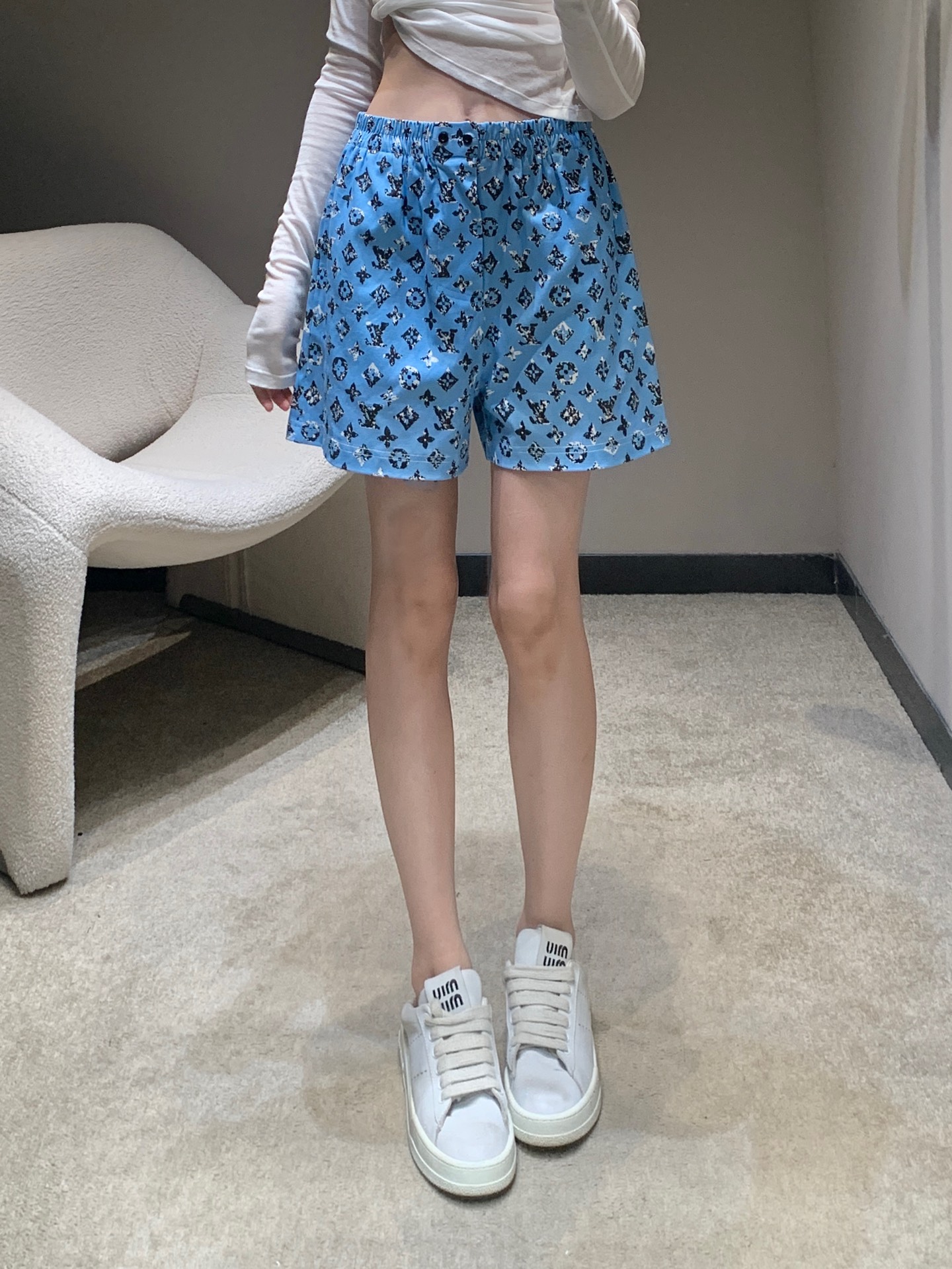 NO:450402,Louis Vuitt*n 25Fw early autumn new style, presbyterian printed high-waist shorts丨Exclusive high-end production!  Customized pure cotton material, textured luster, crisp and stylish, with four-leaf clover letter pattern covered with blue background and black flowers, highlighting taste, digital printing, clear and firm pattern, high-waist shorts design, adding a casual and fashionable feeling, and visual effect more showing waist curve. S/M/L is available in stock, louis vuitton, shorts, alexander wang19860909Louis Vuitt*n 25Fw早秋新款 老花印花高腰短裤丨独家高版出品！定制纯棉材质,质感光泽,挺括有型,满铺蓝底黑花的四叶草字母图案,彰显品味,采用数码印花,图案清晰牢固,高腰短裤设计,增添休闲时尚感,视觉效果更显腰身曲线 现货发售S/M/L,,louis vuitton,shorts,alexander wang,Women's clothing