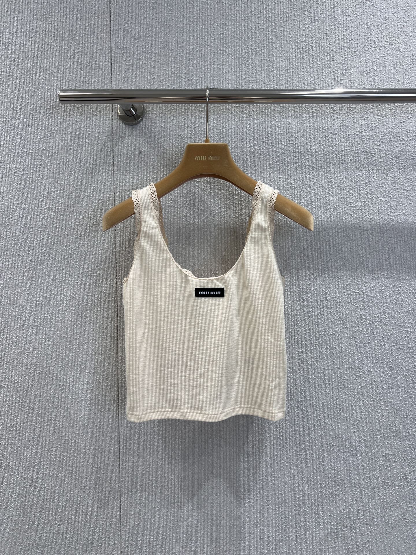 NO:451079,Support replacement 3 Mium*25Ss spring and summer new model, neckline lace micro-label vest丨Exclusive high-end product!  Daily fairy small items, high-end touch I-shaped cut, simple and without loss of details, excellent wear on the outside and on the inside, imported high-elastic threaded cotton fabric, comfortable and easy to wear and slim, versatile commuting, online, S/M/L real-life details pictures,,miumiu,alexander wang19860909支持换款3 Mium*25Ss春夏新款 领口花边微标背心丨独家高版出品！日常神仙小单品 高级感工字版型裁剪 简约又不失细节 外穿内搭绝绝子 进口高弹螺纹棉面料 舒适好穿又显瘦 百搭通勤 细节在线 现货发售S/M/L实拍细节图,,miumiu,alexander wang,Women's clothing