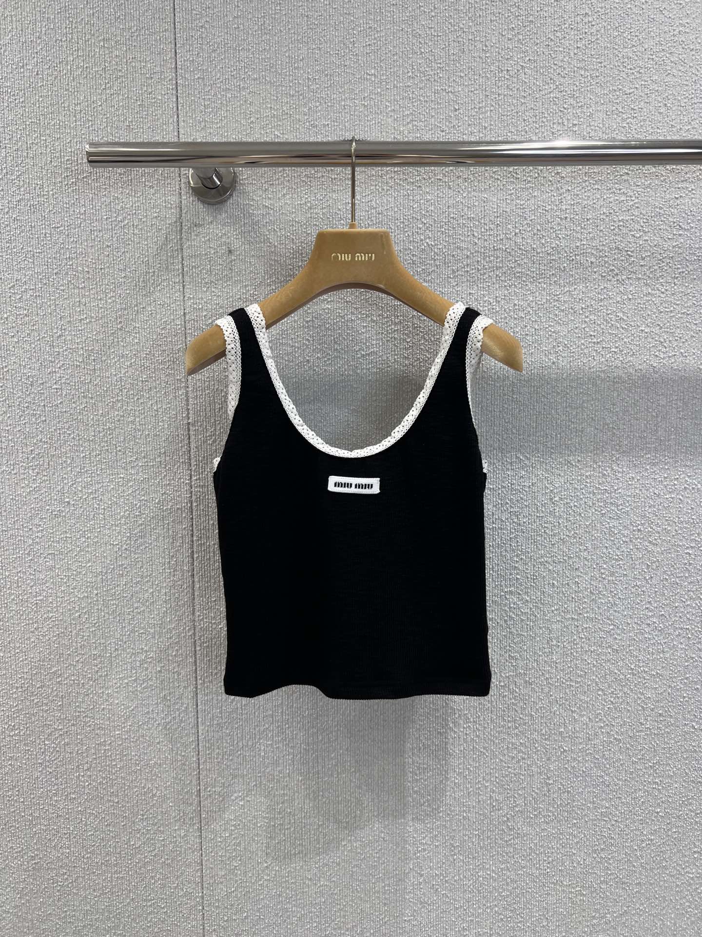 NO:451089,Support replacement Mium*25Ss spring and summer new model, neckline lace micro-label vest丨Exclusive high-end product!  Daily fairy small items, high-end touch I-shaped cut, simple and without loss of details, excellent outside and inside, imported high-elastic threaded cotton fabric, comfortable and easy to wear and slim, versatile commuting, online, S/M/L real-life details pictures,,miumiu,alexander wang19860909支持换款 Mium*25Ss春夏新款 领口花边微标背心丨独家高版出品！日常神仙小单品 高级感工字版型裁剪 简约又不失细节 外穿内搭绝绝子 进口高弹螺纹棉面料 舒适好穿又显瘦 百搭通勤 细节在线 现货发售S/M/L实拍细节图,,miumiu,alexander wang,Women's clothing