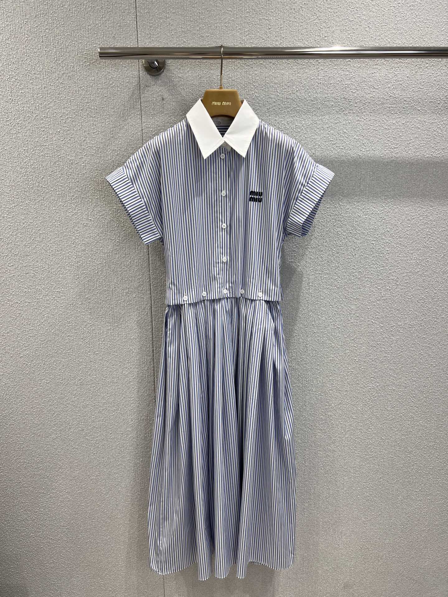 NO:450410,Support replacement MiuMi* 25Ss spring and summer new style, versatile striped short-sleeved shirt mid-length dress | Exclusive yb development!  High-end production!  A shirt and skirt is really an essential item in the wardrobe!  It is definitely a very design-like presence in the wardrobe!  Whether you wear it alone or with a coat, it is very good [witty]. The age-reducing effect is ~ this one must be arranged for the wardrobe!  S/M/L real photos, miumiu, skirts, jackets & coats,shirts, T-shirts, alexander wang19860909支持换款 MiuMi* 25Ss春夏新款 百搭条纹短袖衬衫中长连衣裙丨独家yb开发！高版出品！衬衫裙真的是衣柜必不可少的单品！绝对是衣柜里设计感十足的存在！无论单穿还是搭配外套都很可[机智]减龄效果分～必须给衣柜安排上这一件！现货发售 S/M/L实拍细节图,,miumiu,skirts,jackets & coats,shirts,T-shirt,alexander wang,Women's clothing
