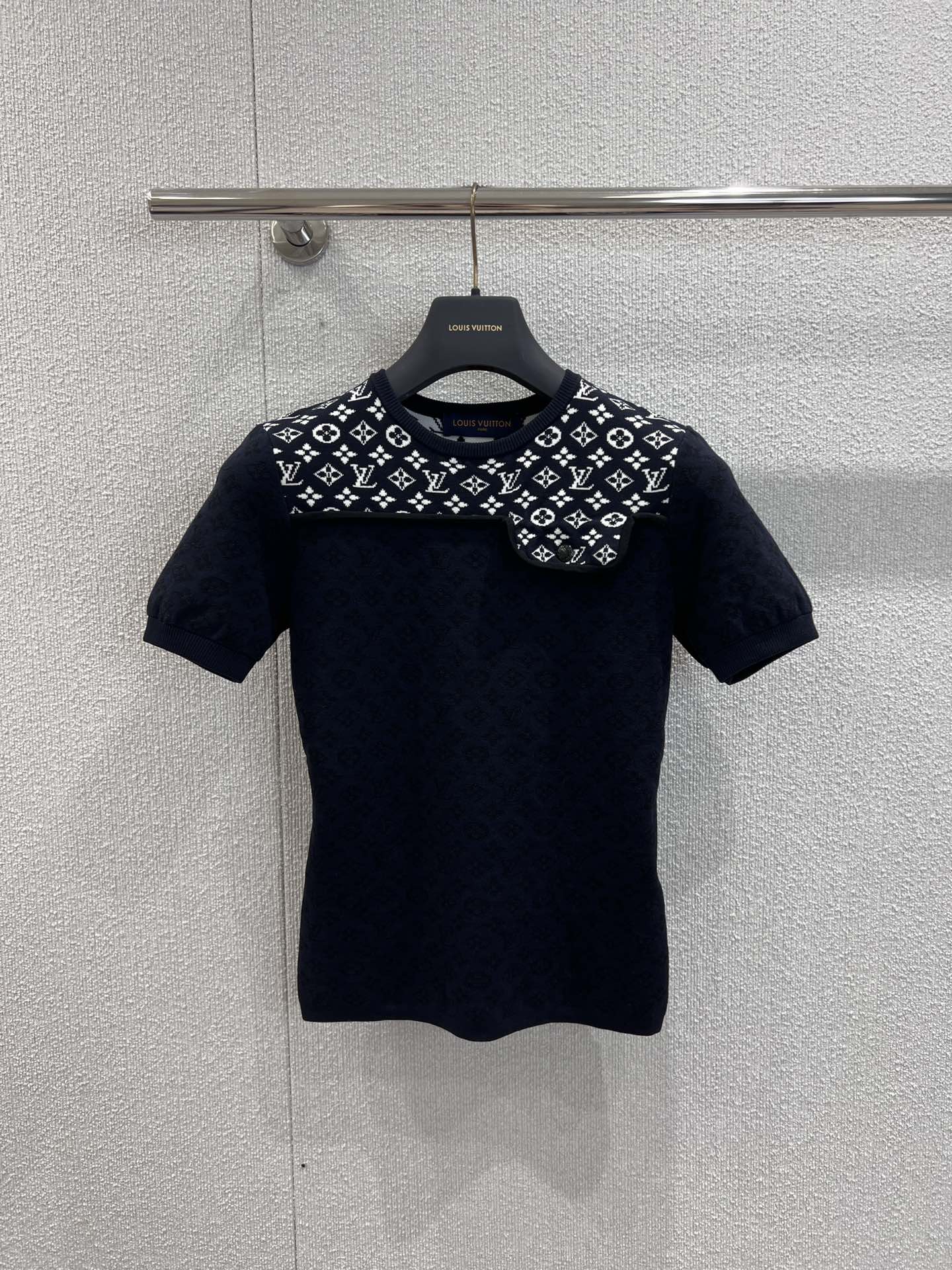 NO:450434,Support replacement Louis Vuitt*n 25Ss spring and summer new style, new holiday products knitted short-sleeved tops | Exclusive high-end production!  Custom navy blue MONOGRAM jacquard contrast color. 18-needle German machine barrel jacquard double weaving process, wool yarn texture is excellent!  A rich and beautiful woman must come in!  The classic slim fit style is not picky about others, and the upper body looks huge and slim!  S/M/L real photos of details of spot sale, louis vuitton, T-shirt, alexander wang19860909支持换款 Louis Vuitt*n 25Ss春夏新款 度假新品针织短袖上衣丨独家高版出品！定制海军蓝MONOGRAM提花撞色.18针徳国机圆桶提花双织工艺,羊毛纱线质感超赞！白富美必入！经典修身版型不挑人上身巨显瘦！现货发售S/M/L实拍细节图,,louis vuitton,T-shirt,alexander wang,Women's clothing