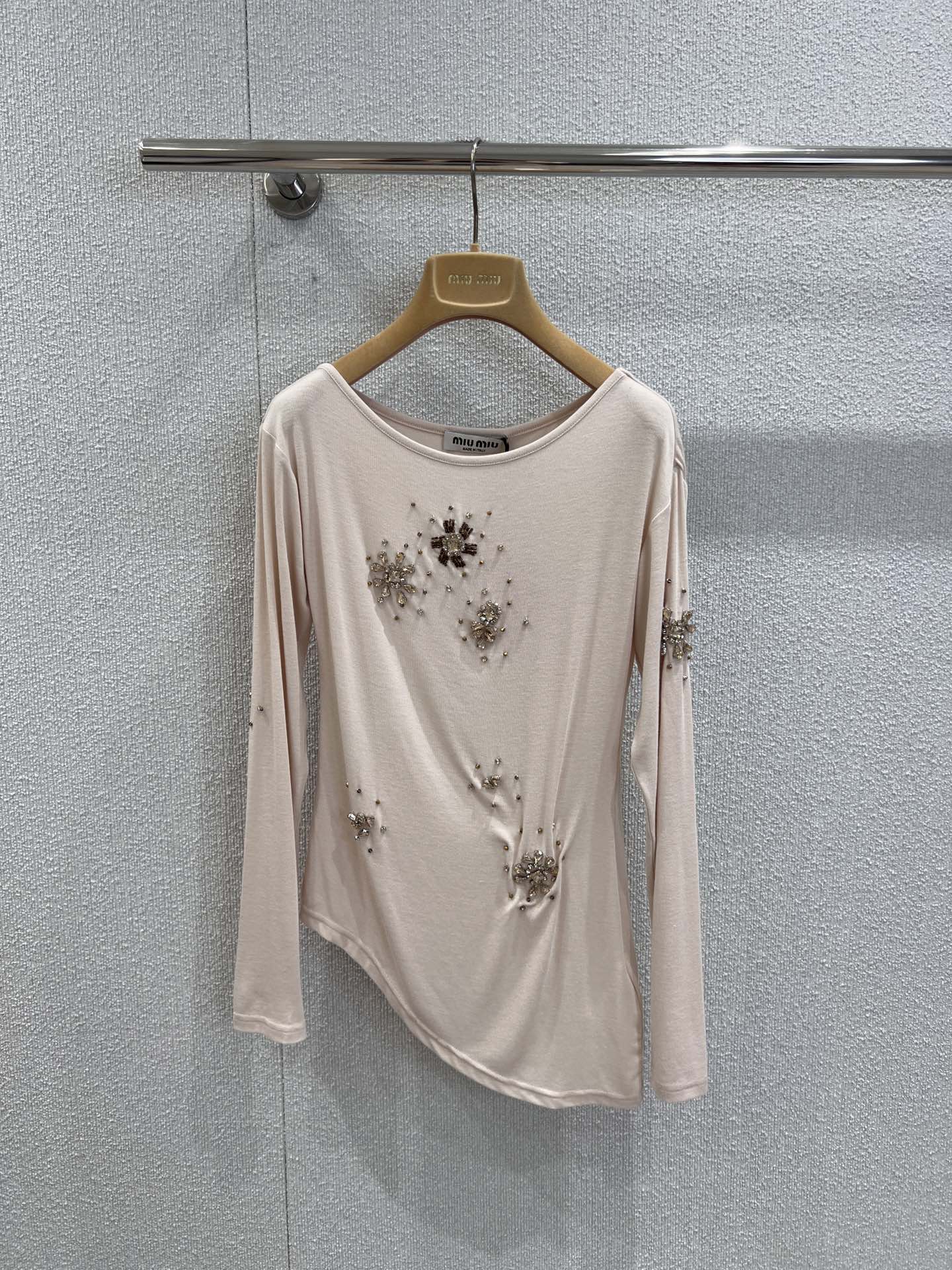 NO:451099,Support replacement Miumi*25 FW early autumn new style, handmade nail drill long-sleeved base T-shirt丨Exclusive high-end production!  This base shirt is so beautiful, hot girl is rushing hard!  The full-scoring version of the film is really great to show off your figure. It visually lengthens the proportion of the human body and looks slimmer and easy to grasp the temperament and sexy style!  It is very good in daily life, whether it is single or base. If you want a distinctive base shirt in the wardrobe that you can wear at all times, don’t miss it. Everyone has a very comfortable upper body item. Close your eyes and put it in. Sisters, don’t worry!  S/M/L real photos, miumiu,tees, t-shirt,alexander wang19860909支持换款 Miumi*25 FW早秋新款 手工钉钻长袖打底T恤衫丨独家高版出品！这件打底衫也太好看了吧辣妹狠狠冲！出片效果打满分版型真的巨显身材 视觉上拉长人体的比例 显得更加苗条轻轻松松拿捏气质性感风！日常无论是单穿还是打底 都很出彩 想要衣柜里有一件可以时时刻刻穿得出去的有特点的打底衫真的别错过上身巨舒服人手一件 闭眼入的单品 姐妹们放心入就对了！现货发售S/M/L实拍细节图,,miumiu,tees，t-shirt,alexander wang,Women's clothing