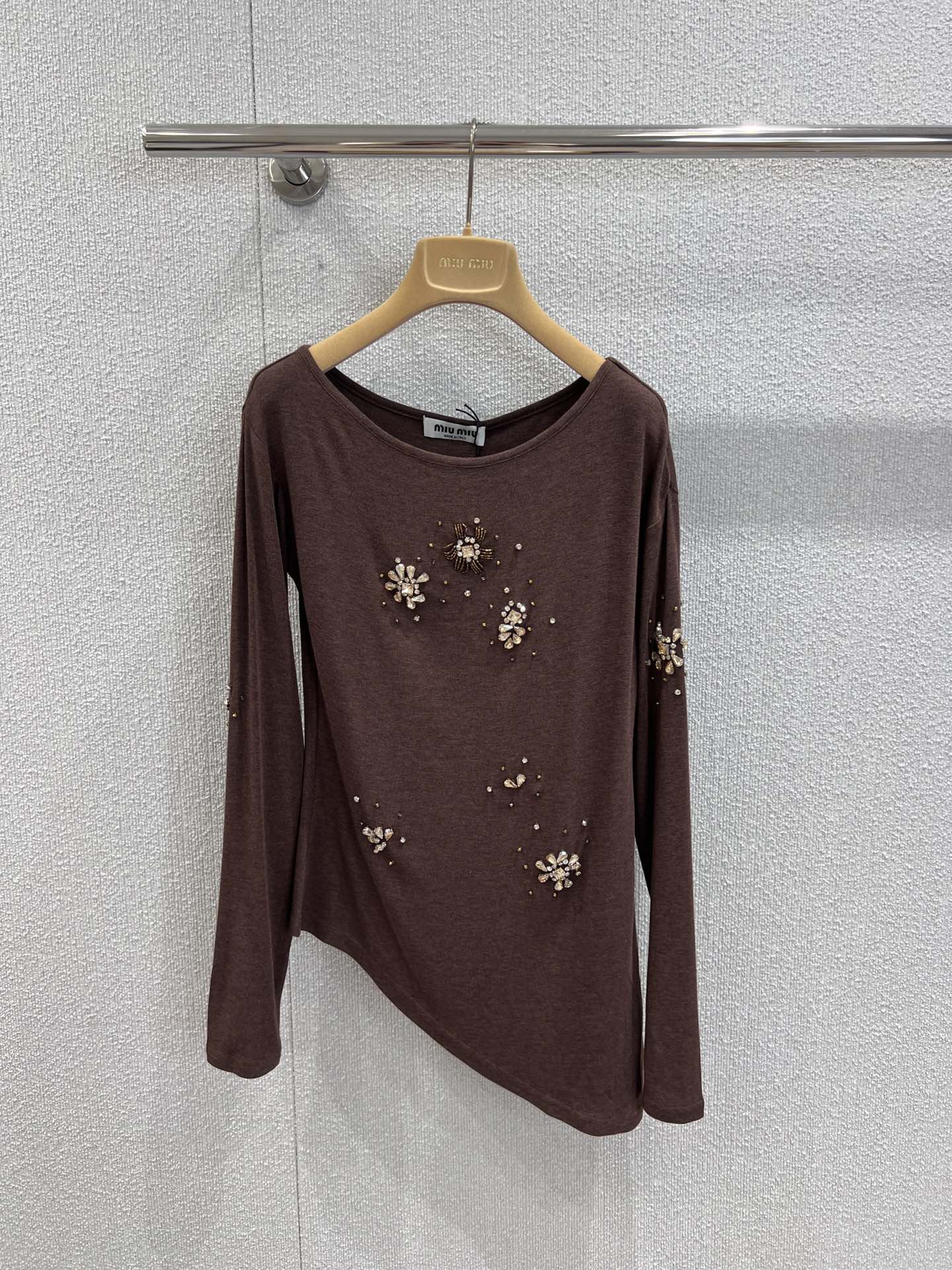 NO:451066,Support replacement Miumi*25 FW early autumn new style, handmade nail drill long-sleeved base T-shirt丨Exclusive high-end production!  This base shirt is so beautiful, hot girl is rushing hard!  The full-scoring version of the film is really great to show off your figure. It visually lengthens the proportion of the human body and looks slimmer and easy to grasp the temperament and sexy style!  It is very good in daily life, whether it is single or base. If you want a distinctive base shirt in the wardrobe that you can wear at all times, don’t miss it. Everyone has a very comfortable upper body item. Close your eyes and put it in. Sisters, don’t worry!  S/M/L real photos, miumiu,tees, t-shirt,alexander wang19860909支持换款 Miumi*25 FW早秋新款 手工钉钻长袖打底T恤衫丨独家高版出品！这件打底衫也太好看了吧辣妹狠狠冲！出片效果打满分版型真的巨显身材 视觉上拉长人体的比例 显得更加苗条轻轻松松拿捏气质性感风！日常无论是单穿还是打底 都很出彩 想要衣柜里有一件可以时时刻刻穿得出去的有特点的打底衫真的别错过上身巨舒服人手一件 闭眼入的单品 姐妹们放心入就对了！现货发售S/M/L实拍细节图,,miumiu,tees，t-shirt,alexander wang,Women's clothing