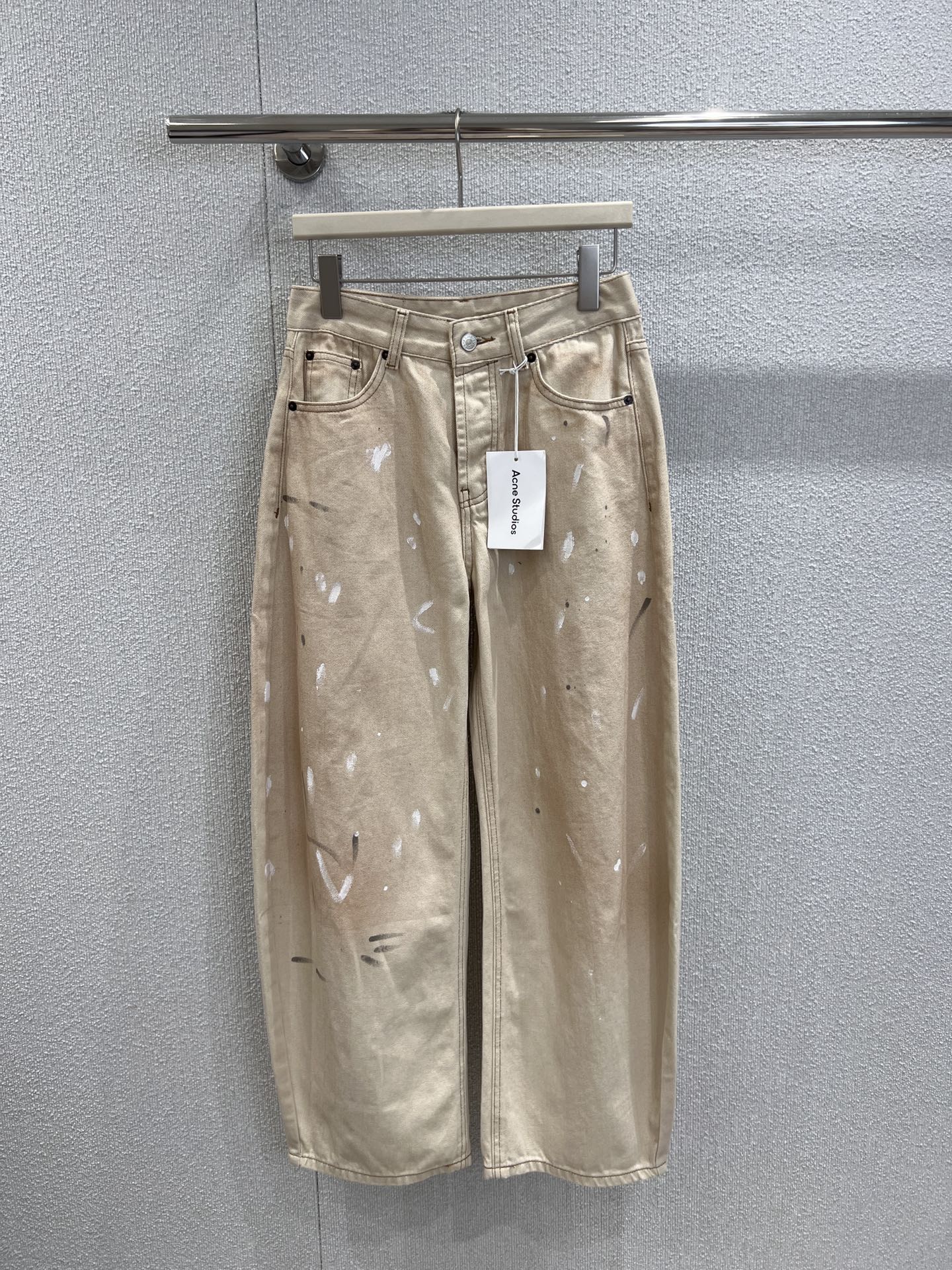 NO:449817,Support replacement Acne Studio*s 25Fw early autumn new style, old dirty dyed and ripped large pocket jeans | Exclusive high-end production!  It is a treasured product with a pear-shaped body. It can also take into account the dual needs of fashion while modifying the leg shape. The irregularly worn hole-shaped design of the trousers is made of cotton denim. The upper body is gentle and the color is also customized and dyed, which is really amazing!  S/M/L real photos, details of S/M/L, acne studios, jeans, alexander wang19860909支持换款 Acne Studi*s 25Fw早秋新款 做旧脏染破洞大口袋牛仔裤丨独家高版出品！堪称梨形身材的宝藏単品,修饰腿型之余还能兼顾时髦双重需求.裤身纯手工做的不规则磨破破洞设计面料采用的是全棉牛仔.上身狠温柔,颜色也是定制定染做旧脏染设计,真的很绝！现货发售S/M/L实拍细节图,,acne studios,jeans,alexander wang,Women's clothing