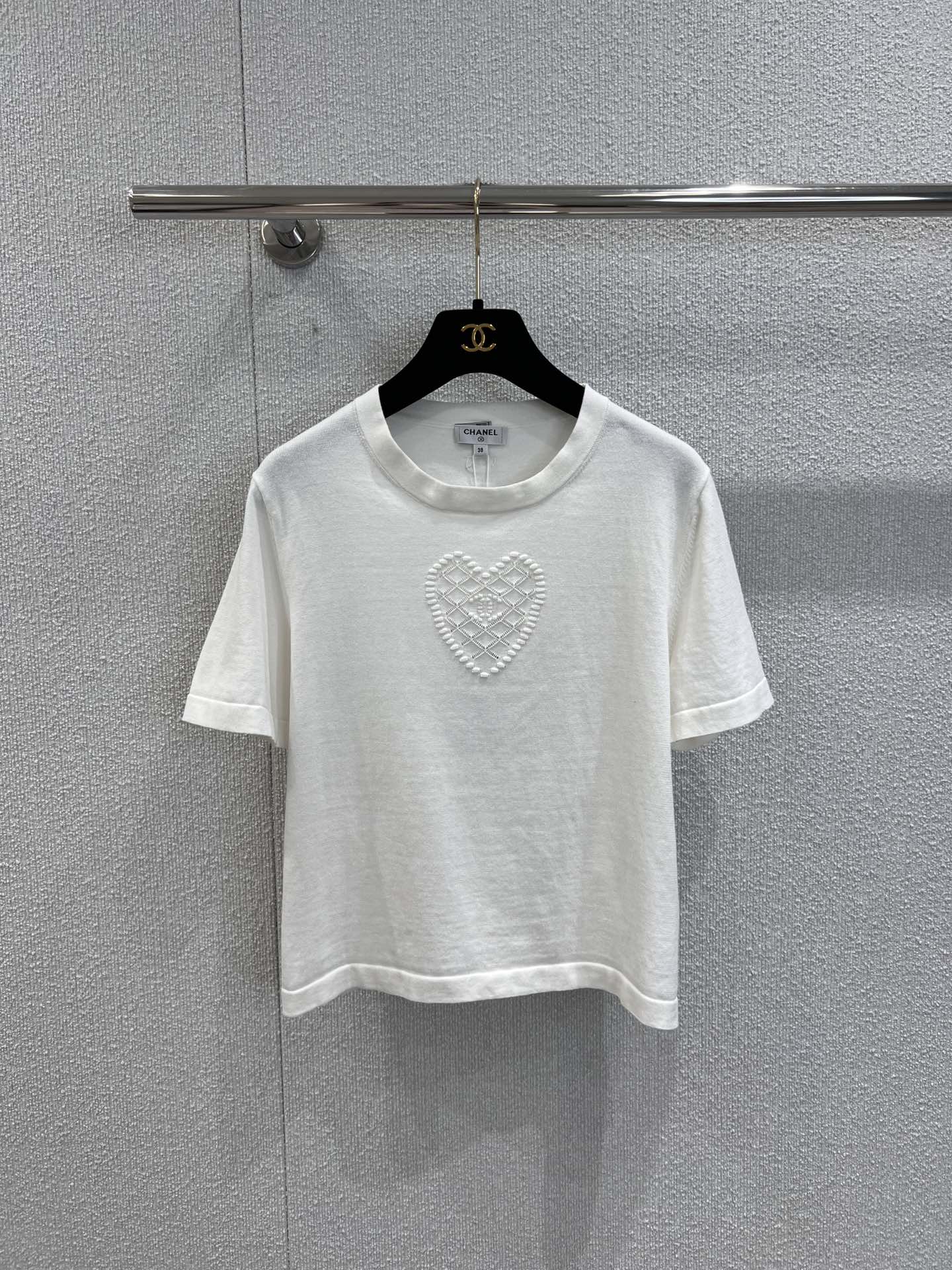 NO:453722,Support for replacement Chane* 25Ss spring and summer new style, three-dimensional love hollow knitted short-sleeved top丨Exclusive high-end product!  The cut of the front shoulder short top is light and texture is more suitable for summer. The heart-shaped diamond-shaped double C letter pattern on the chest is rich and colorful. The back echoes the double C metal logo to highlight the brand style. The ready-to-wear is slightly elastic and gives a slim visual effect. The inner wear is brilliant and fashionable. The real details of S/M/L are on sale in stock. Chanel, T-shirt, alexander wang19860909支持换款 Chane* 25Ss春夏新款 立体爱心镂空针织短袖上衣丨独家高版出品！正肩短款上衣裁剪 轻薄质感更适宜夏天 胸口爱心菱格交错双C字母图案 层次丰富多彩 后背呼应双C金属标 凸显品牌格调 成衣略带有弹力 呈现显瘦视觉效果 单穿内搭都出彩时髦 现货发售S/M/L实拍细节图,,chanel,T-shirt,alexander wang,Women's clothing