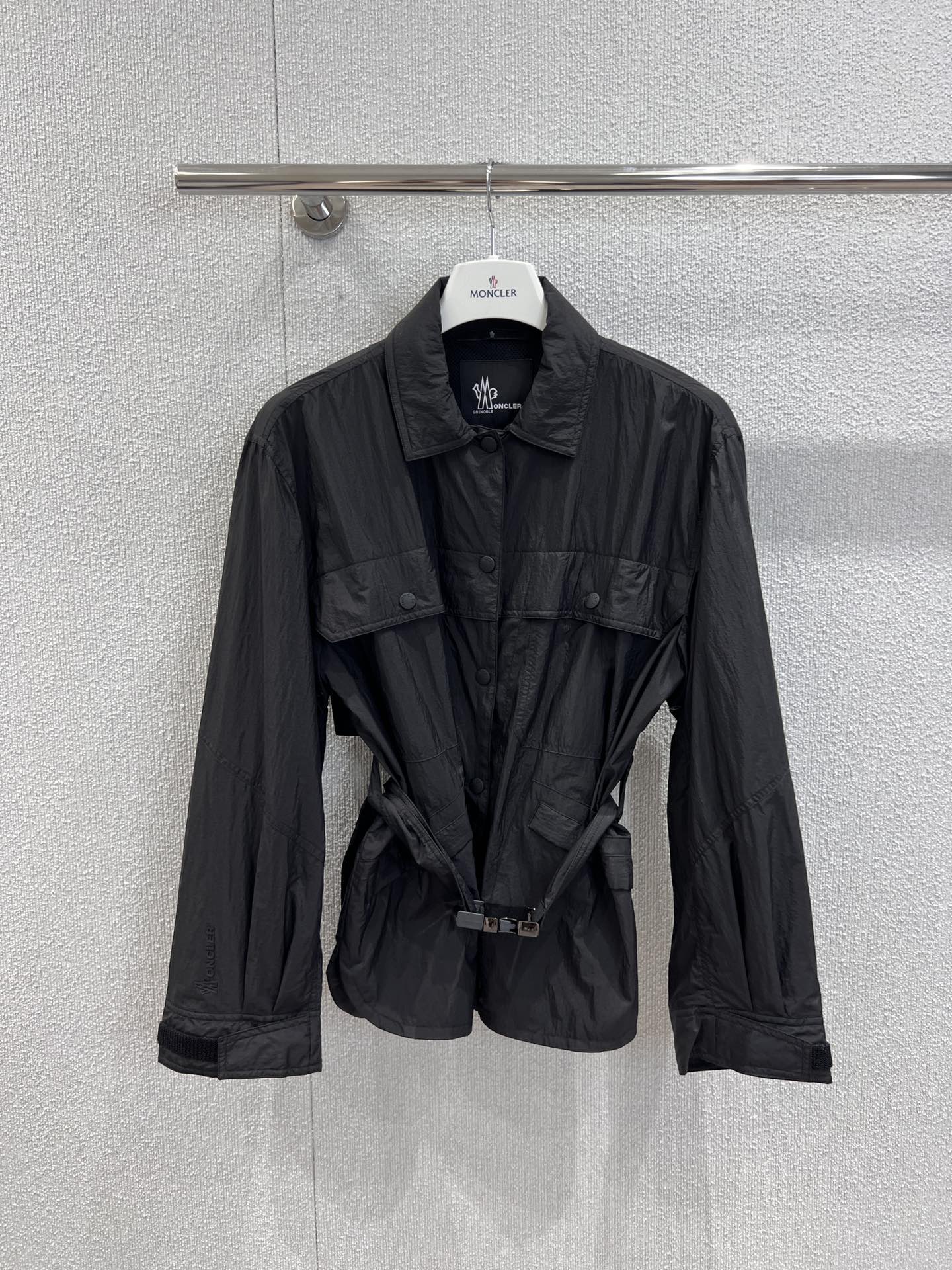 NO:450430,Support replacement of Moncl*r 25FW early autumn new model Kaeng women's belt outdoor jacket jacket | Exclusive yb development!  High-end production!  The loose silhouette design is not picky at all. The loose styling upper body looks very slim. The belt waist-hugging design makes people shine. Outdoor sports are also essential!  Sports and casual and sexy, easy to control S/M/L live details pictures, jackets & coats, jackets & coats, alexander wang19860909支持换款Moncl*r 25FW早秋新款 Kaeng女士腰带户外夹克外套丨独家yb开发！高版出品！宽松廓形设计完全不挑人 宽松衣型上身非常显瘦 腰带收腰设计让人眼前一亮 户外运动也是必不可少的！运动休闲随性感轻松驾驭 现货发售S/M/L实拍细节图,,jackets & coats,jackets & coats,alexander wang,Women's clothing