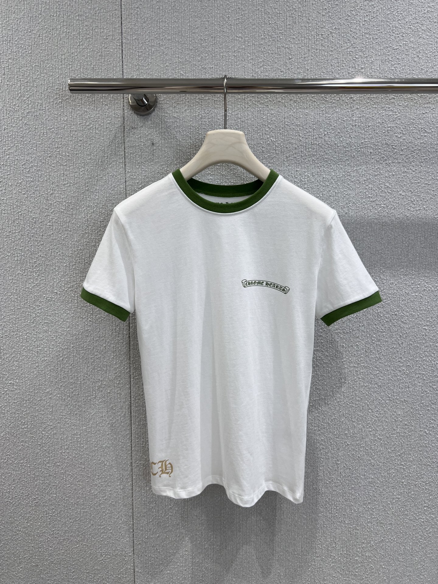 NO:449800,Support replacement Chrome heart 25Ss spring and summer new model, horseshoe logo printed contrasting threaded round neck short-sleeved T-shirt | Exclusive high-end production!  Hold on to the high-end outfit!  The classic slim fit is super versatile, simple and atmospheric, small fit design really shows the right length of the body. Visually automatically divides the figure into a golden ratio and makes it look versatile, who can't love it!  Whether wearing it alone or applying it to the base, it is amazing!  Customized fabric texture is super good and versatile in all seasons!  I must stock up on babies every year!  Big recommendation!  I really let a hundred hearts go!  S/M/L real photos, chrome hearts, T-shirt,tees, t-shirt, gold,alexander wang19860909支持换款 Chrome heart 25Ss春夏新款 马蹄Logo印花撞色螺纹圆领短袖T恤丨独家高版出品！高级感穿搭拿捏住了！经典显瘦版型剪裁超级百搭简约大气的小版型设计真的巨显身材恰到好处的衣长 视觉自动将身材分割出黄金比例显瘦百搭谁能不爱！无论单穿或者打底都很绝！定制面料质感超级赞四季百搭的单品！每年都必囤宝宝们！重磅推荐！真的放一百个心冲了！现货发售S/M/L实拍细节图,,chrome hearts,T-shirt,tees，t-shirt,gold,alexander wang,Women's clothing