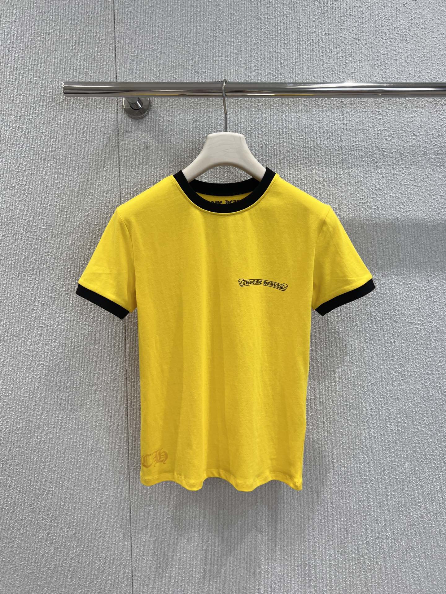 NO:449790,Support replacement Chrome heart 25Ss spring and summer new model, horseshoe logo printed contrasting threaded round neck short-sleeved T-shirt | Exclusive high-end production!  Hold on to the high-end outfit!  The classic slim fit is super versatile, simple and atmospheric, small fit design really shows the right length of the body. Visually automatically divides the figure into a golden ratio and makes it look versatile, who can't love it!  Whether wearing it alone or applying it to the base, it is amazing!  Customized fabric texture is super good and versatile in all seasons!  I must stock up on babies every year!  Big recommendation!  I really let a hundred hearts go!  S/M/L real photos, chrome hearts, T-shirt,tees, t-shirt, gold,alexander wang19860909支持换款 Chrome heart 25Ss春夏新款 马蹄Logo印花撞色螺纹圆领短袖T恤丨独家高版出品！高级感穿搭拿捏住了！经典显瘦版型剪裁超级百搭简约大气的小版型设计真的巨显身材恰到好处的衣长 视觉自动将身材分割出黄金比例显瘦百搭谁能不爱！无论单穿或者打底都很绝！定制面料质感超级赞四季百搭的单品！每年都必囤宝宝们！重磅推荐！真的放一百个心冲了！现货发售S/M/L实拍细节图,,chrome hearts,T-shirt,tees，t-shirt,gold,alexander wang,Women's clothing