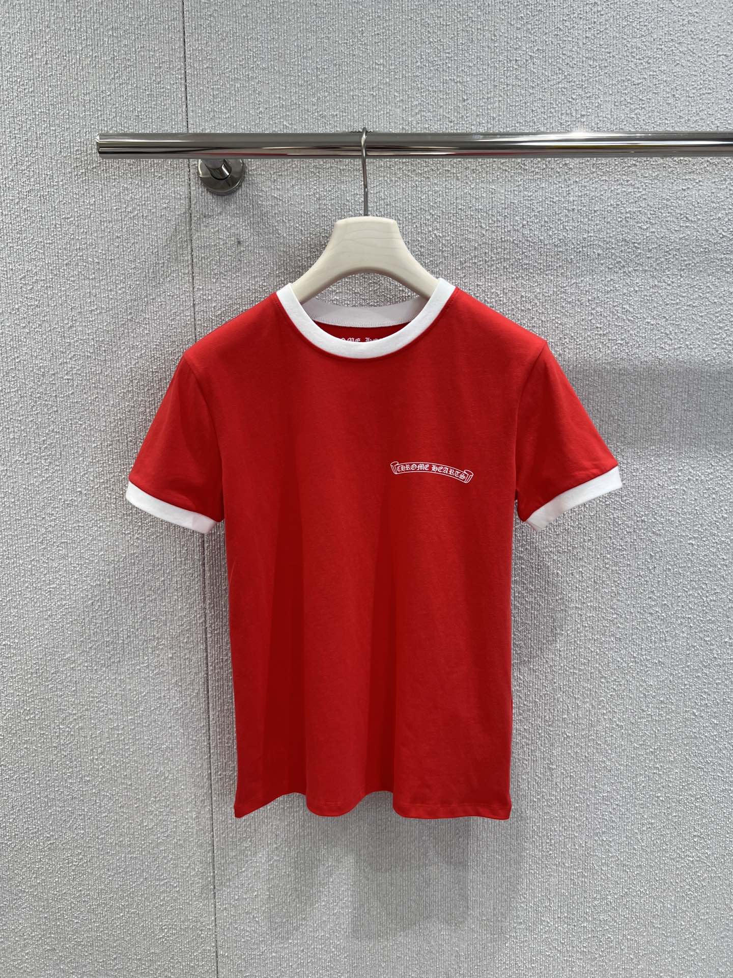 NO:449813,Support replacement Chrome heart 25Ss spring and summer new model, horseshoe logo printed contrasting threaded round neck short-sleeved T-shirt | Exclusive high-end production!  Hold on to the high-end outfit!  The classic slim fit is super versatile, simple and atmospheric, small fit design really shows the right length of the body. Visually automatically divides the figure into a golden ratio and makes it look versatile, who can't love it!  Whether wearing it alone or applying it to the base, it is amazing!  Customized fabric texture is super good and versatile in all seasons!  I must stock up on babies every year!  Big recommendation!  I really let a hundred hearts go!  S/M/L real photos, chrome hearts, T-shirt,tees, t-shirt, gold,alexander wang19860909支持换款 Chrome heart 25Ss春夏新款 马蹄Logo印花撞色螺纹圆领短袖T恤丨独家高版出品！高级感穿搭拿捏住了！经典显瘦版型剪裁超级百搭简约大气的小版型设计真的巨显身材恰到好处的衣长 视觉自动将身材分割出黄金比例显瘦百搭谁能不爱！无论单穿或者打底都很绝！定制面料质感超级赞四季百搭的单品！每年都必囤宝宝们！重磅推荐！真的放一百个心冲了！现货发售S/M/L实拍细节图,,chrome hearts,T-shirt,tees，t-shirt,gold,alexander wang,Women's clothing